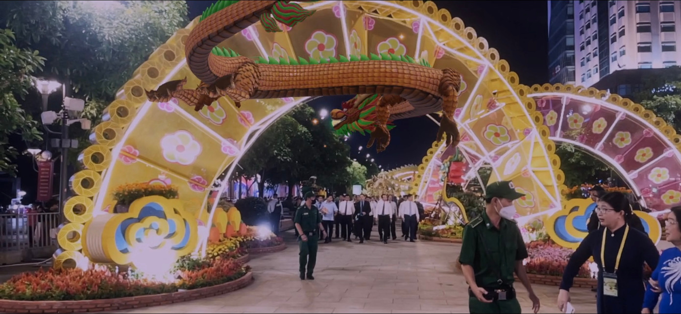 Kết cấu giúp linh vật giảm sức cản của gió, nhưng lại tăng thời gian thi công và chi phí, dự kiến chi phí hoàn thiện mỗi linh vật gấp 5 lần chi phí hoàn thiện linh vật các năm trước, vốn được chế tác từ thép và mút xốp. Kết cấu giúp linh vật giảm sức cản của gió, nhưng lại tăng thời gian thi công và chi phí, dự kiến chi phí hoàn thiện mỗi linh vật gấp 5 lần chi phí hoàn thiện linh vật các năm trước, vốn được chế tác từ thép và mút xốp.