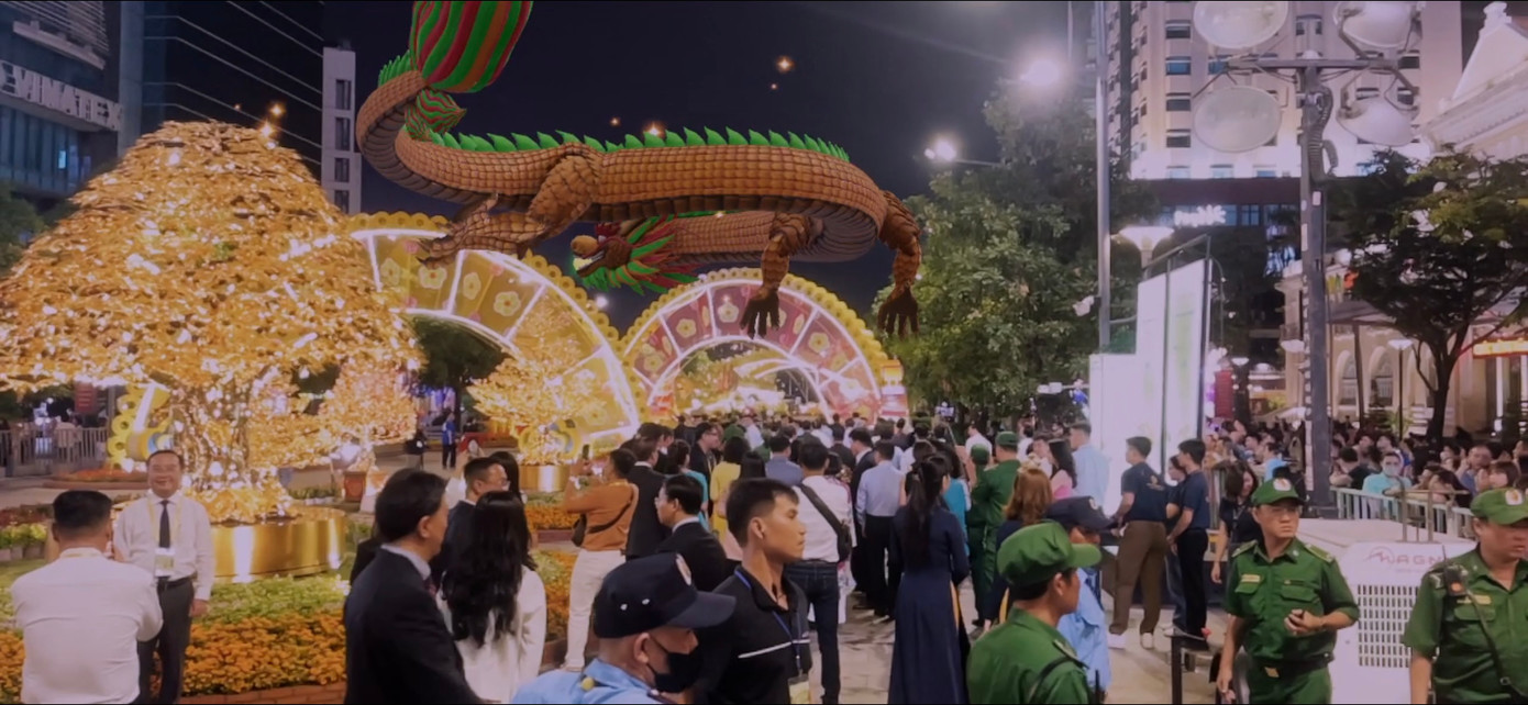 Đoàn đại biểu đi qua cây hoàng kim. Nét mới của đường hoa Tết năm nay là lần đầu tiên, cây hoàng kim được xuất hiện trên Đường hoa. Chín cây hoàng kim do các nghệ nhân thuộc Công ty CP Mai Vàng Rồng Việt chế tác có chiều cao từ 1m đến 3m6 được thi công trong nhiều tháng, với những cái tên mang theo lời chúc an lành trong năm mới như Mai Đại Phúc, Mai Rồng Việt, Đào Trường Xuân, Đào Phước Lộc, Bồ Đề Đại Cát… Sự góp mặt của chín cây hoàng kim sẽ mang lại cho khách thưởng lãm trải nghiệm có thể so sánh, giữa một bên là hoa tự nhiên nhiều màu sắc và một bên là hoa nhân tạo được chế tác từ đôi tay lành nghề của con người. Đoàn đại biểu đi qua cây hoàng kim. Nét mới của đường hoa Tết năm nay là lần đầu tiên, cây hoàng kim được xuất hiện trên Đường hoa. Chín cây hoàng kim do các nghệ nhân thuộc Công ty CP Mai Vàng Rồng Việt chế tác có chiều cao từ 1m đến 3m6 được thi công trong nhiều tháng, với những cái tên mang theo lời chúc an lành trong năm mới như Mai Đại Phúc, Mai Rồng Việt, Đào Trường Xuân, Đào Phước Lộc, Bồ Đề Đại Cát… Sự góp mặt của chín cây hoàng kim sẽ mang lại cho khách thưởng lãm trải nghiệm có thể so sánh, giữa một bên là hoa tự nhiên nhiều màu sắc và một bên là hoa nhân tạo được chế tác từ đôi tay lành nghề của con người.