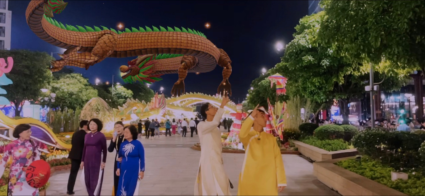 Năm nay, không gian Đường hoa Nguyễn Huệ Tết còn được tô điểm bởi những tác phẩm trưng bày, cắm hoa nghệ thuật đặc sắc đến từ các cơ quan đại diện Lãnh sự tại Thành phố Hồ Chí Minh của 10 nước, với 10 gian hàng trang trí hoa nghệ thuật, bao gồm: Ấn Độ, Hoa Kỳ, Hà Lan, Indonesia, Italy, Lào, Malaysia, Nhật Bản, Thái Lan và Trung Quốc. Năm nay, không gian Đường hoa Nguyễn Huệ Tết còn được tô điểm bởi những tác phẩm trưng bày, cắm hoa nghệ thuật đặc sắc đến từ các cơ quan đại diện Lãnh sự tại Thành phố Hồ Chí Minh của 10 nước, với 10 gian hàng trang trí hoa nghệ thuật, bao gồm: Ấn Độ, Hoa Kỳ, Hà Lan, Indonesia, Italy, Lào, Malaysia, Nhật Bản, Thái Lan và Trung Quốc.