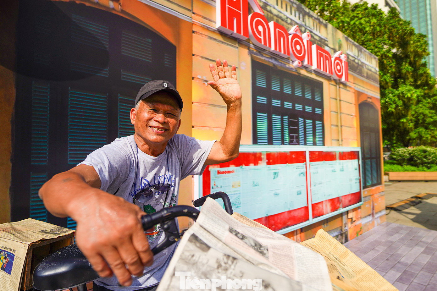 "Tôi sống ở Hà Nội từ năm 1955-1975 nên ký ức về thủ đô sâu đậm lắm. Đọc báo thấy có chương trình này, tôi tranh thủ ra đây khám phá, chụp ảnh. Tôi đã 80 tuổi nên đi buổi đêm bất tiện, do vậy mới ra đây buổi chiều", ông Phan Lai Triều (ngụ quận Tân Bình) cảm xúc.