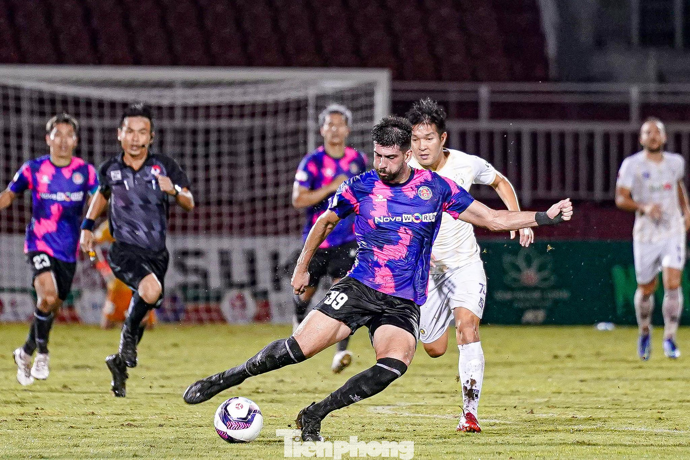 Phút thứ 70, Hà Nội dâng cao đội hình khiến Silva có cơ hội đoạt bóng, tung cú sút từ giữa sân khi thấy thủ môn Nguyễn Văn Công dâng cao... Phút thứ 70, Hà Nội dâng cao đội hình khiến Silva có cơ hội đoạt bóng, tung cú sút từ giữa sân khi thấy thủ môn Nguyễn Văn Công dâng cao...