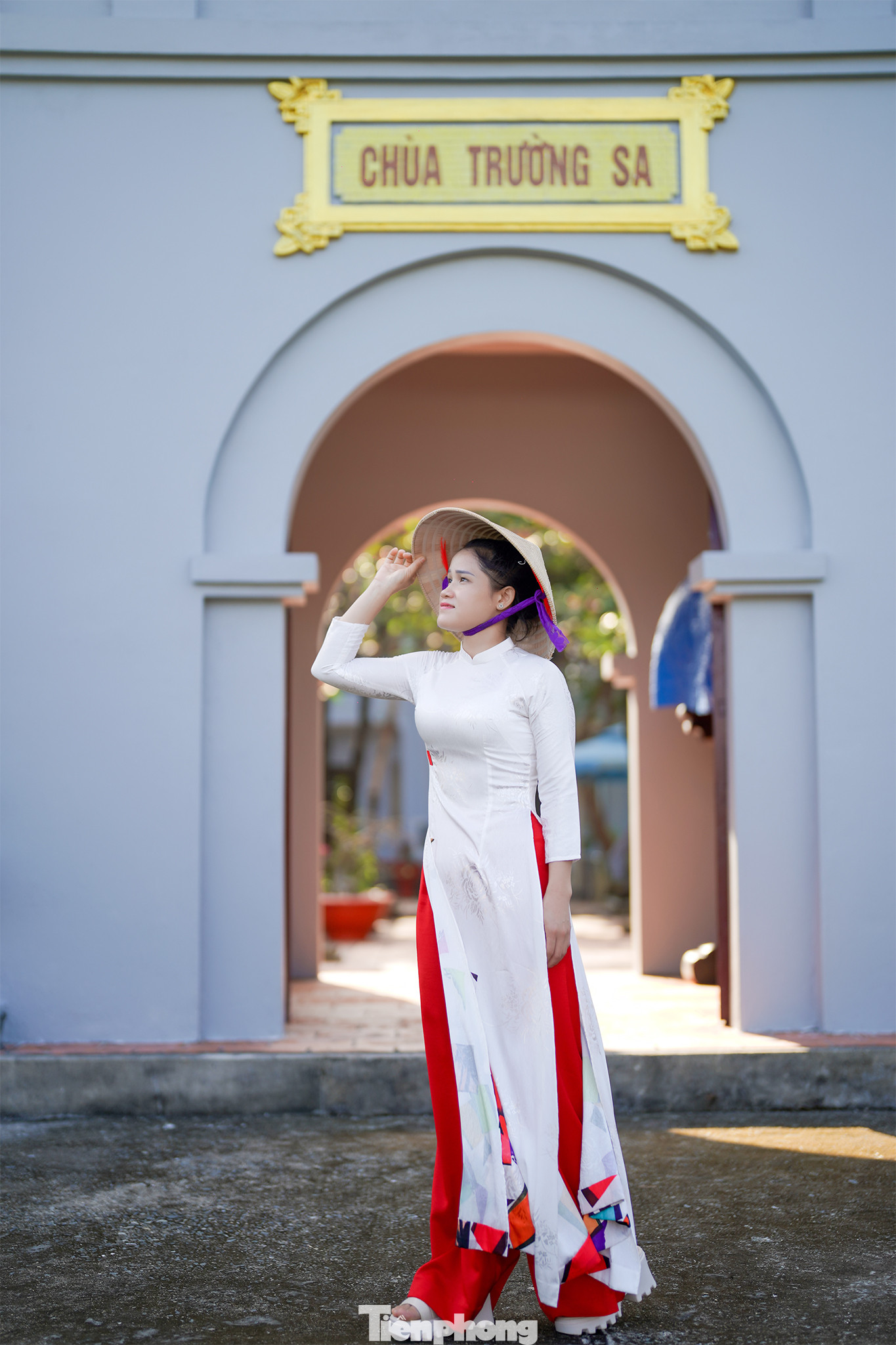 Người mẹ hai con đang sinh sống trên đảo thiêng Trường Sa bộc lộ niềm vui, hạnh phúc khi được đoàn công tác ghé thăm và nhiệt tình tạo dáng để phóng viên chụp ảnh lưu niệm trước chùa Trường Sa trong trang phục áo dài. Người mẹ hai con đang sinh sống trên đảo thiêng Trường Sa bộc lộ niềm vui, hạnh phúc khi được đoàn công tác ghé thăm và nhiệt tình tạo dáng để phóng viên chụp ảnh lưu niệm trước chùa Trường Sa trong trang phục áo dài.