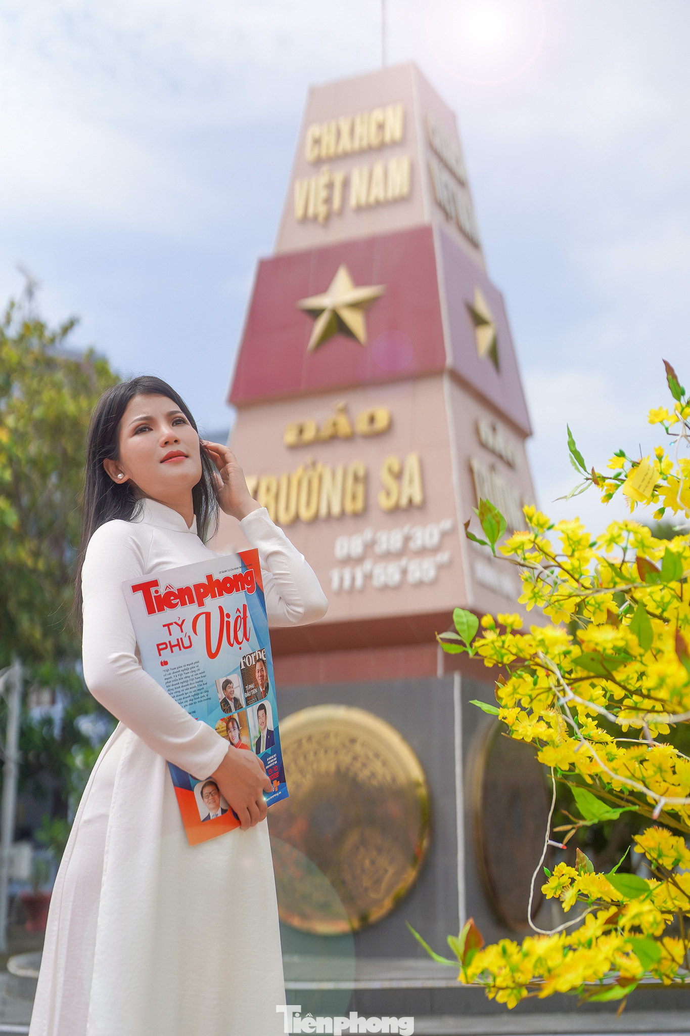 Ca sĩ Hoàng Yến có mặt trong đoàn công tác thực hiện cầu truyền hình Xuân Trường Sa 2024 xúc động khi được mời làm mẫu ảnh áo dài ngay bên cạnh cột mốc chủ quyền Trường Sa. Ca sĩ Hoàng Yến có mặt trong đoàn công tác thực hiện cầu truyền hình Xuân Trường Sa 2024 xúc động khi được mời làm mẫu ảnh áo dài ngay bên cạnh cột mốc chủ quyền Trường Sa.