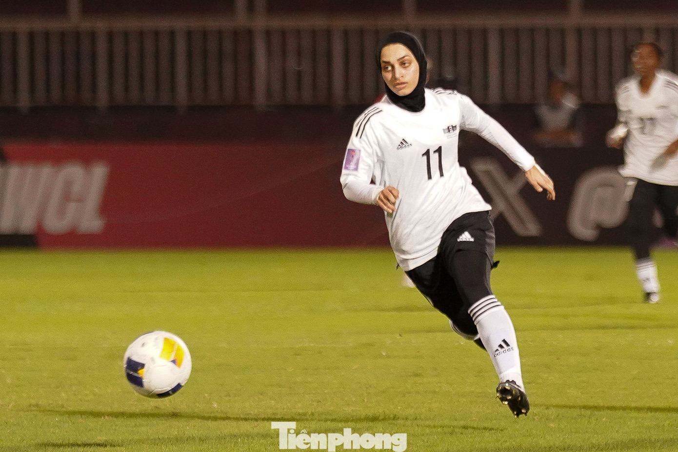 Phút thứ 15, cầu thủ số 11 nâng tỷ số lên 2-0 từ chấm đá phạt. Tình huống dẫn đến bàn thua có phần lỗi không làm chủ trái bóng của thủ thành TPHCM.