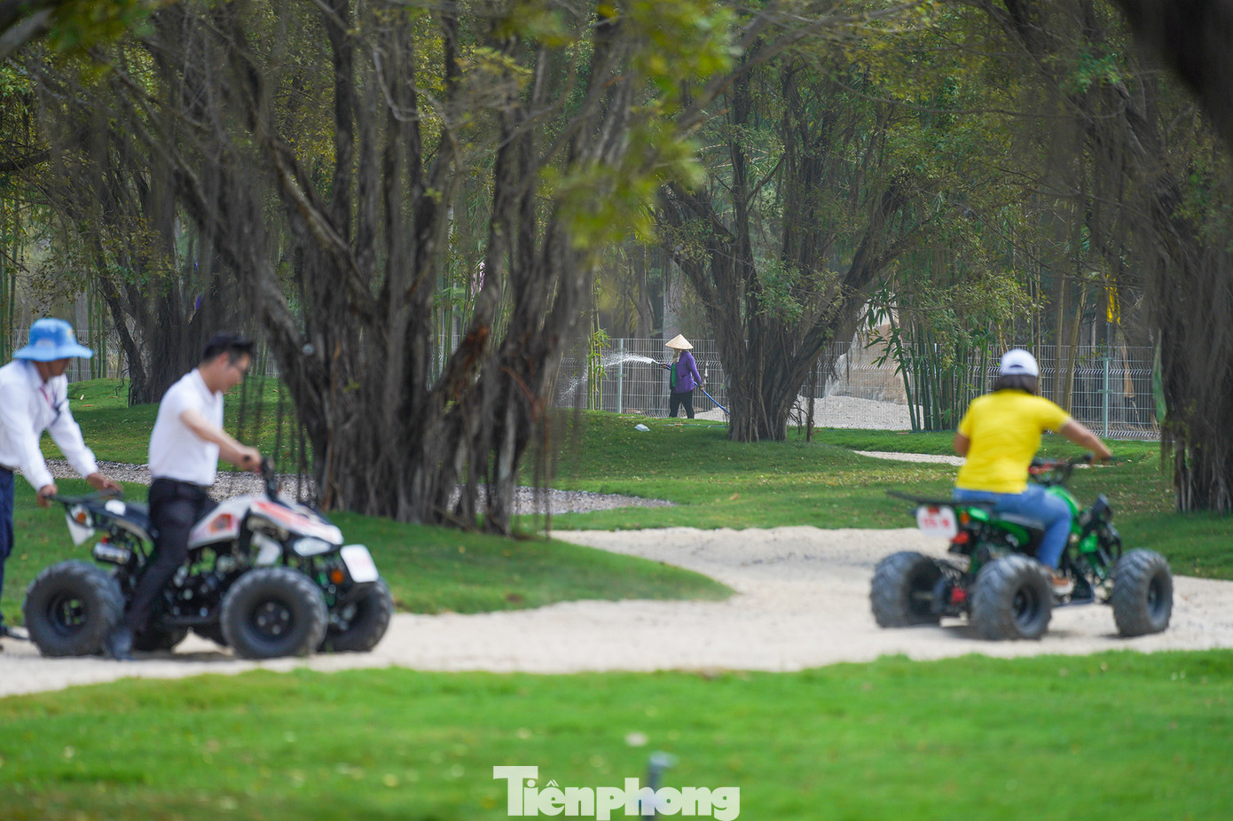 "Phía trên là tán cây xanh mát, bên dưới luôn có nhân viên tưới nước khiến khu rừng này mát mẻ lạ thường. Thời điểm này TPHCM và các tỉnh lân cận đang có những ngày nắng nóng gay gắt nhưng tôi vào đây chơi không cần phải mang theo các trang phục chống nắng", chị Lê Thị Tuyết (ngụ TP Thủ Đức) chia sẻ sau khi trải nghiệm trò chạy xe vượt địa hình.