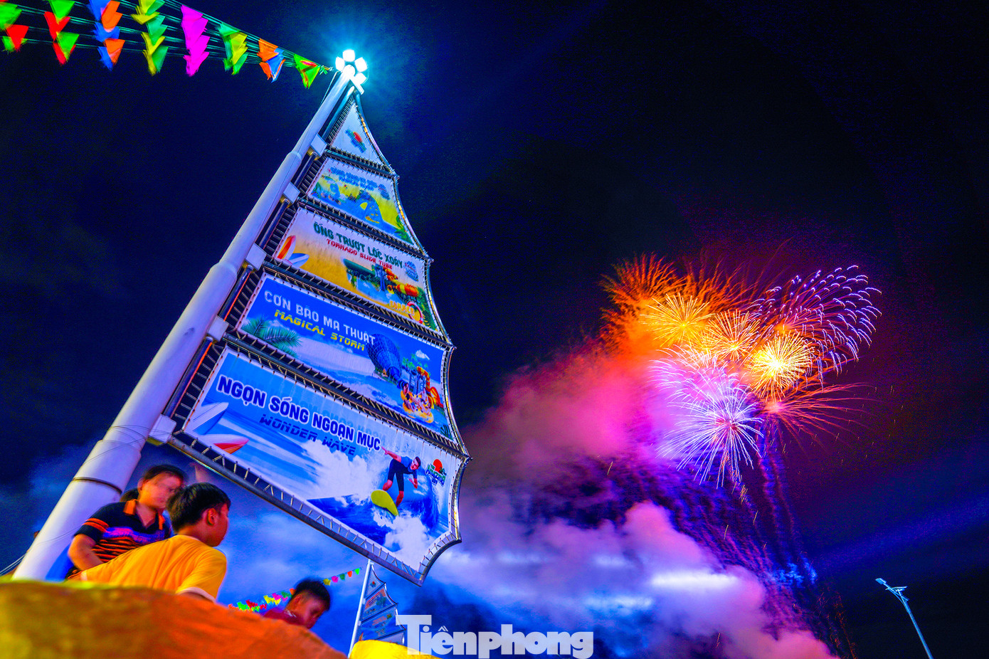 Các em nhỏ chăm chú theo dõi không rời mắt. Theo thông tin từ KDL, được sự đồng ý của cơ quan chức năng, hoạt động pháo hoa sẽ được phục vụ hai lần mỗi tháng.