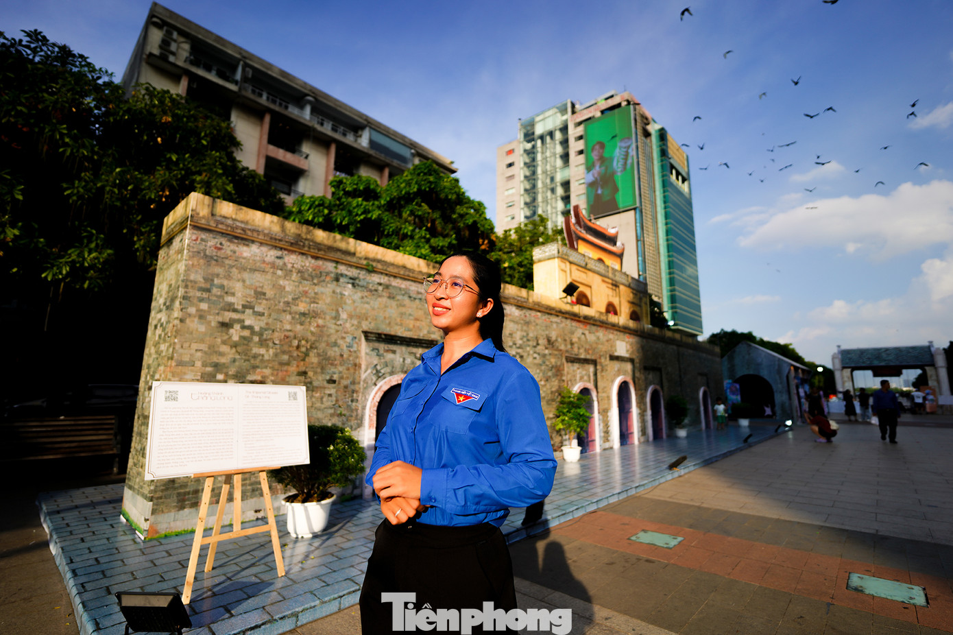 "Mặc dù 19h30 mới khai mạc nhưng tôi cùng đồng nghiệp của mình tranh thủ ra đây để chụp ảnh lưu niệm. Chúng tôi muốn dành cho mình một chút không khí của mùa thu Hà Nội", chị Tô Phương Thảo (người chụp chân dung một mình), Bí thư Quận Đoàn quận 4 chia sẻ.