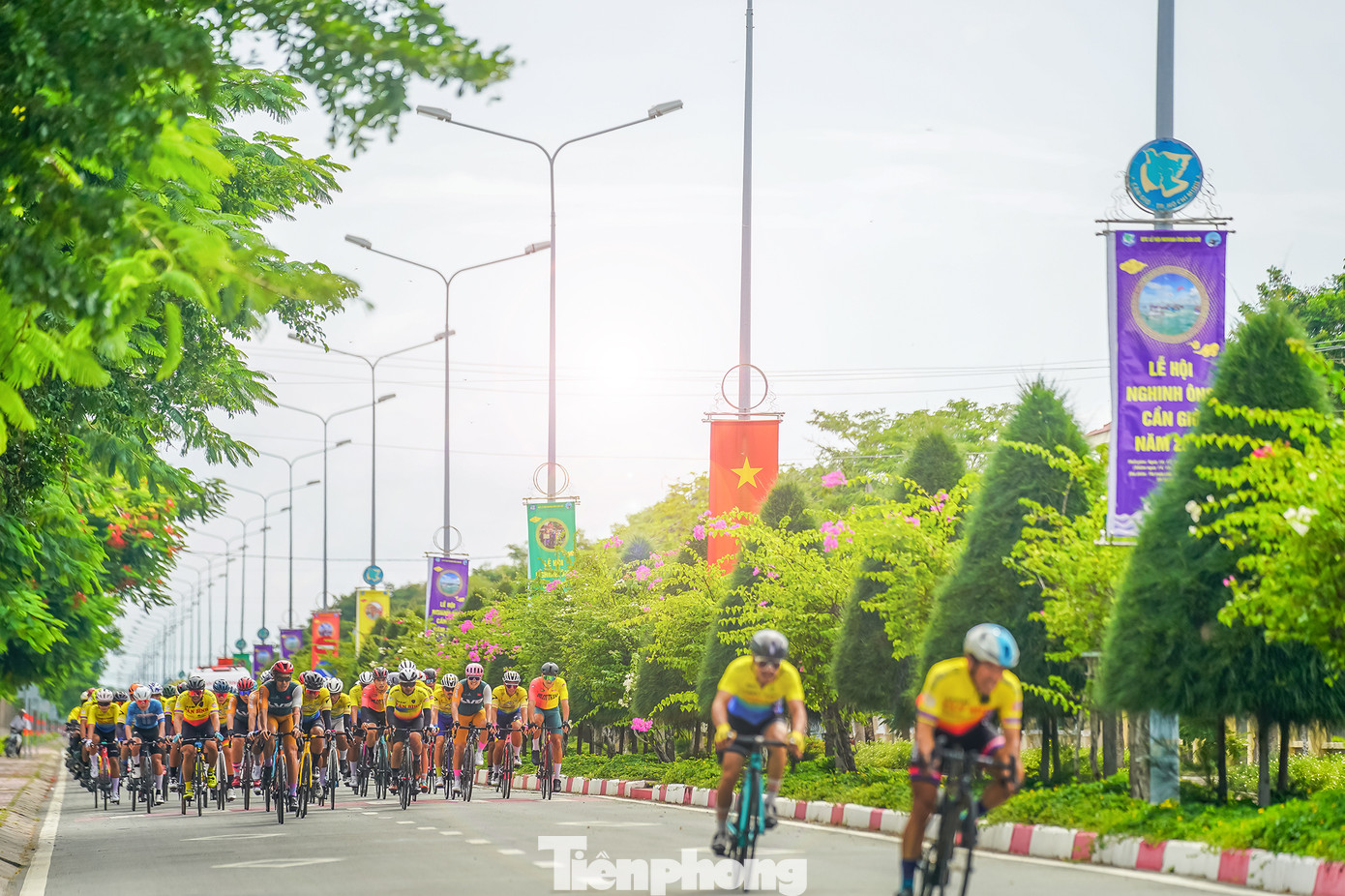 Các tay đua đang qua các cung đường đẹp của thị trấn Cần Thạnh như Lương Văn Nho, Đào Cử, Tắc Xuất, Duyên Hải...