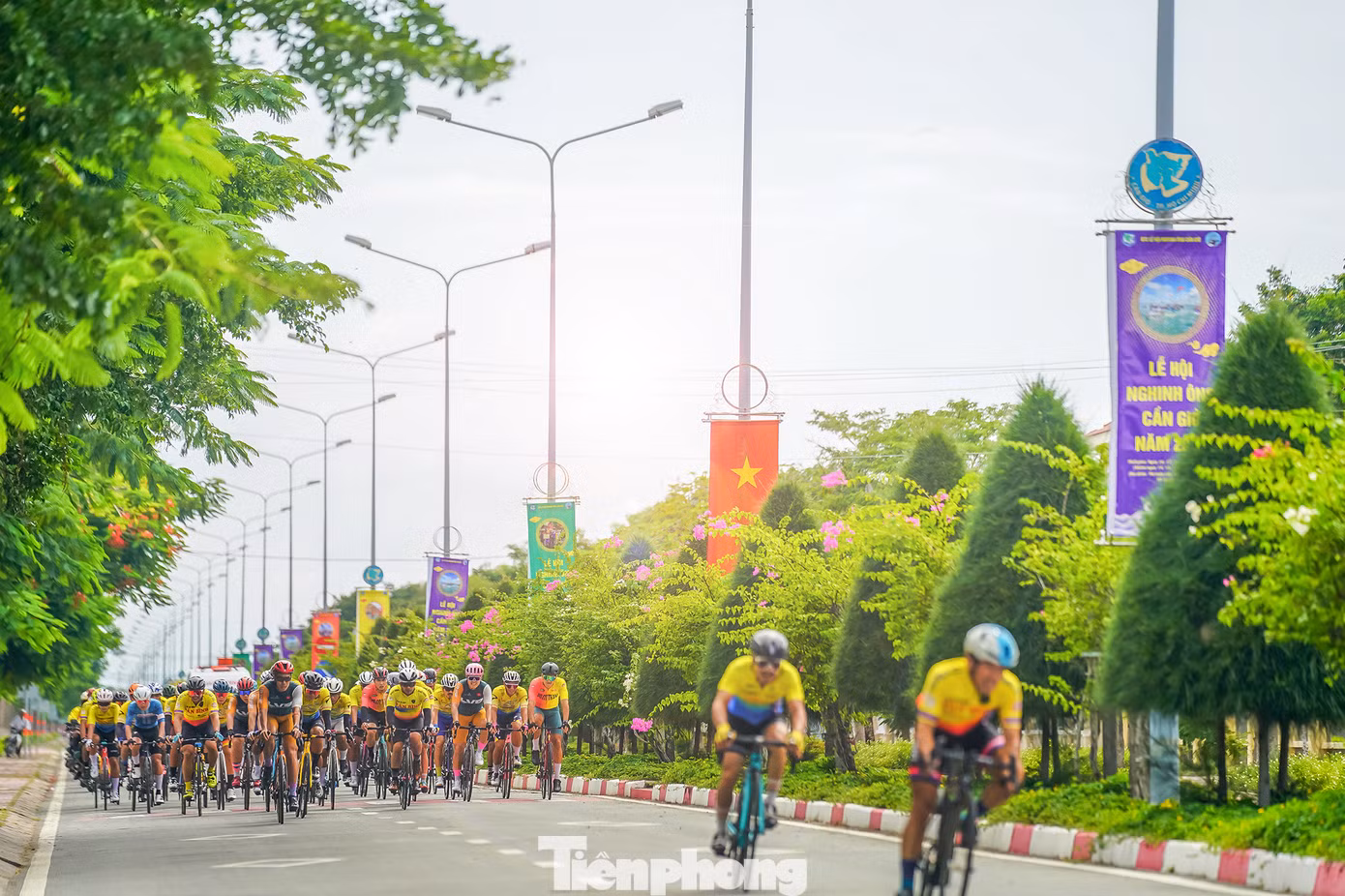 Các tay đua đang qua các cung đường đẹp của thị trấn Cần Thạnh như Lương Văn Nho, Đào Cử, Tắc Xuất, Duyên Hải...