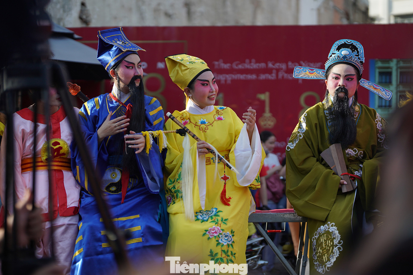 Trước đó, các diễn viên quần chúng là con em thuộc cộng đồng người dân tộc Hoa ở TPHCM cũng tập trung từ đầu giờ trưa để hóa trang, chuẩn bị cho buổi diễu hành diễn ra lúc 17h.