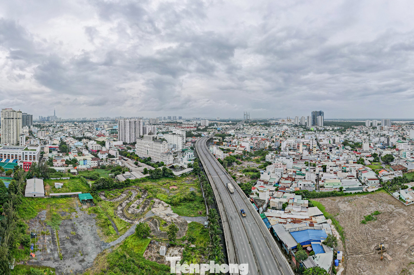 Đường dẫn lên cầu Phú Mỹ uốn lượn đi ngang qua nhiều khu dân cư ở Quận 7, TPHCM.