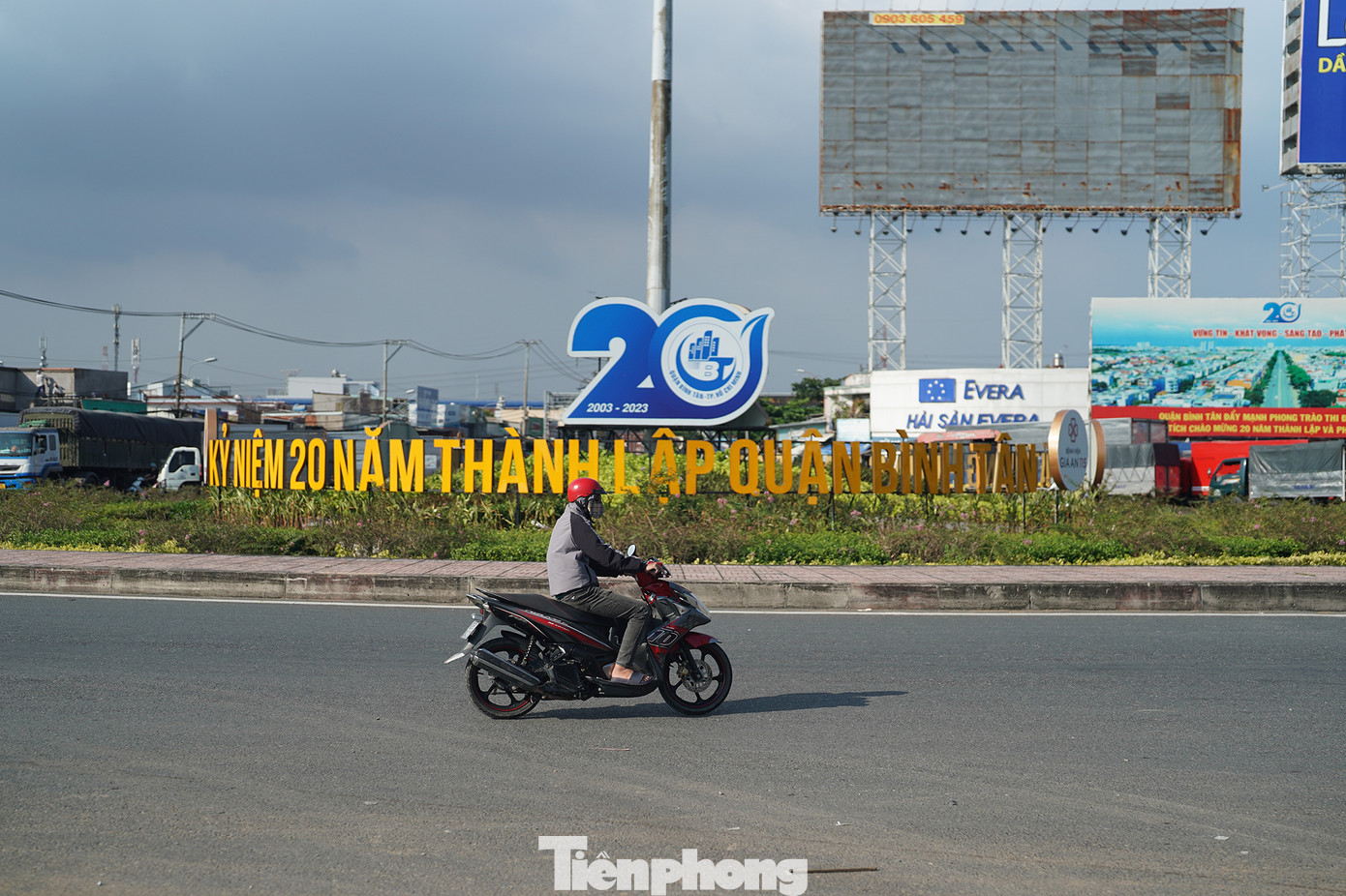 Vòng xoay An Lạc hướng vào bến xe Miền Tây thông thoáng.