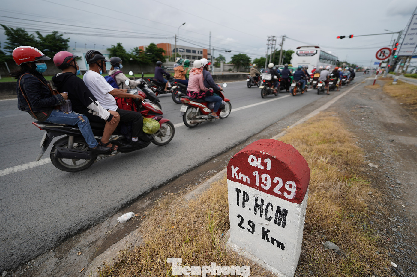 Theo ghi nhận của phóng viên trên tuyến Quốc lộ 1, đoạn qua địa bàn tỉnh Long An tuy có rất nhiều phương tiện giao thông từ miền Tây đổ về TPHCM và các tỉnh miền Đông nhưng chưa xảy ra ùn tắc giao thông.
