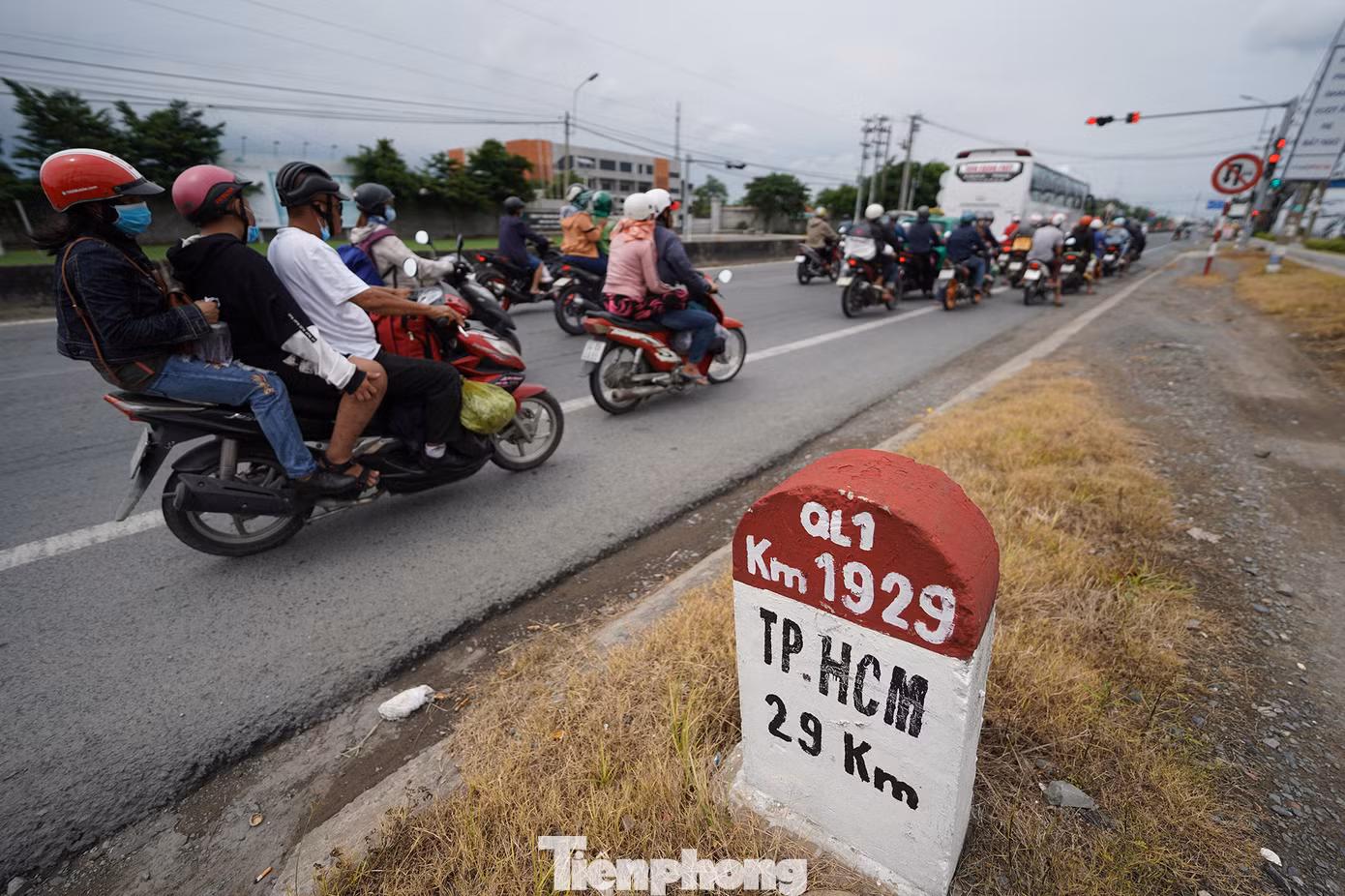 Theo ghi nhận của phóng viên trên tuyến Quốc lộ 1, đoạn qua địa bàn tỉnh Long An tuy có rất nhiều phương tiện giao thông từ miền Tây đổ về TPHCM và các tỉnh miền Đông nhưng chưa xảy ra ùn tắc giao thông.
