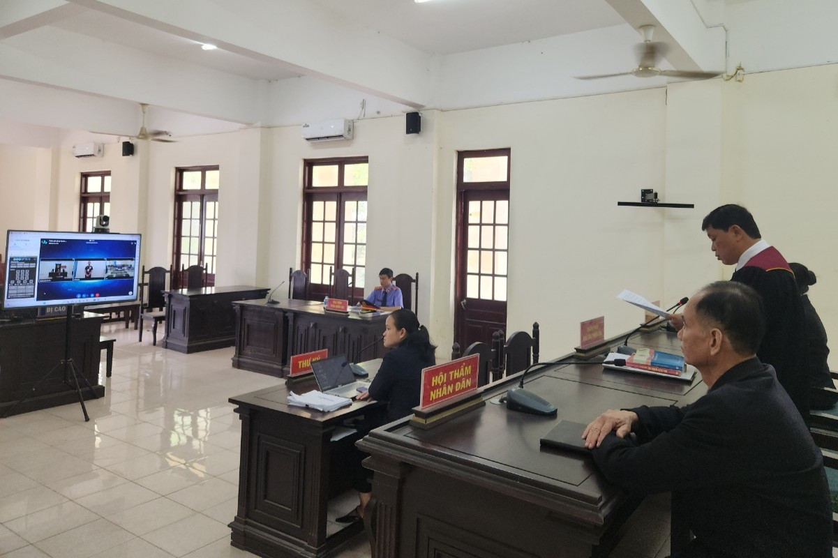 Phiên toà trực truyến kết nối tới nhà tạm giữ và TAND cấp huyện ở Long An. Phiên toà trực truyến kết nối tới nhà tạm giữ và TAND cấp huyện ở Long An.
