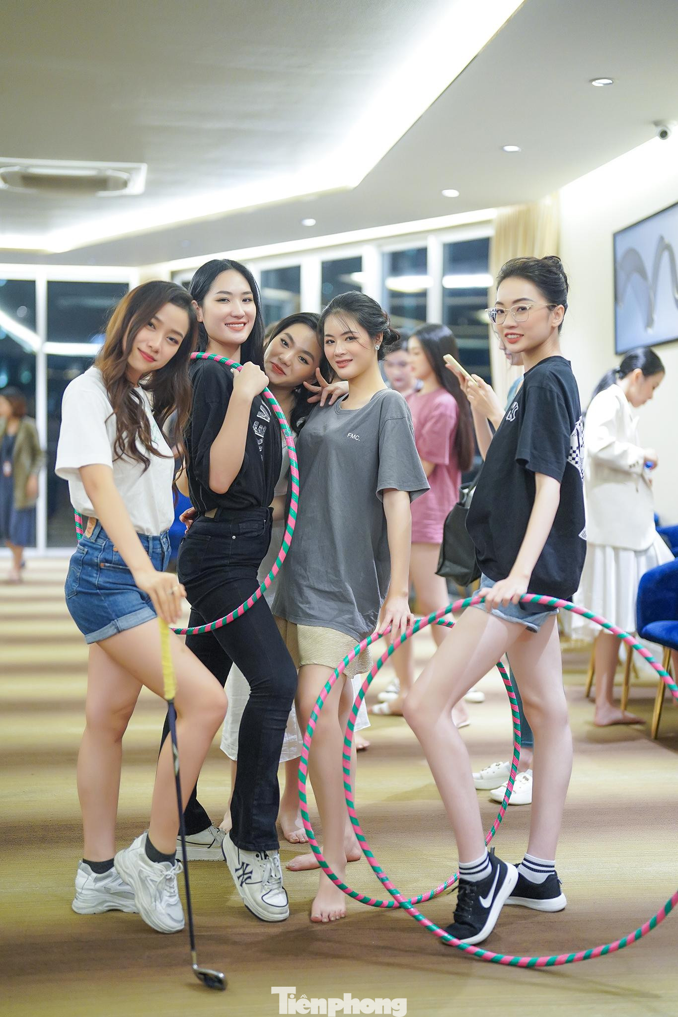 Thí sinh có những khoảnh khắc thân mật sau buổi tập. Các buổi huấn luyện đào tạo cùng chuyên gia thường kéo dài đến 22h đêm, bên cạnh những hoạt động bên lề buổi sáng.