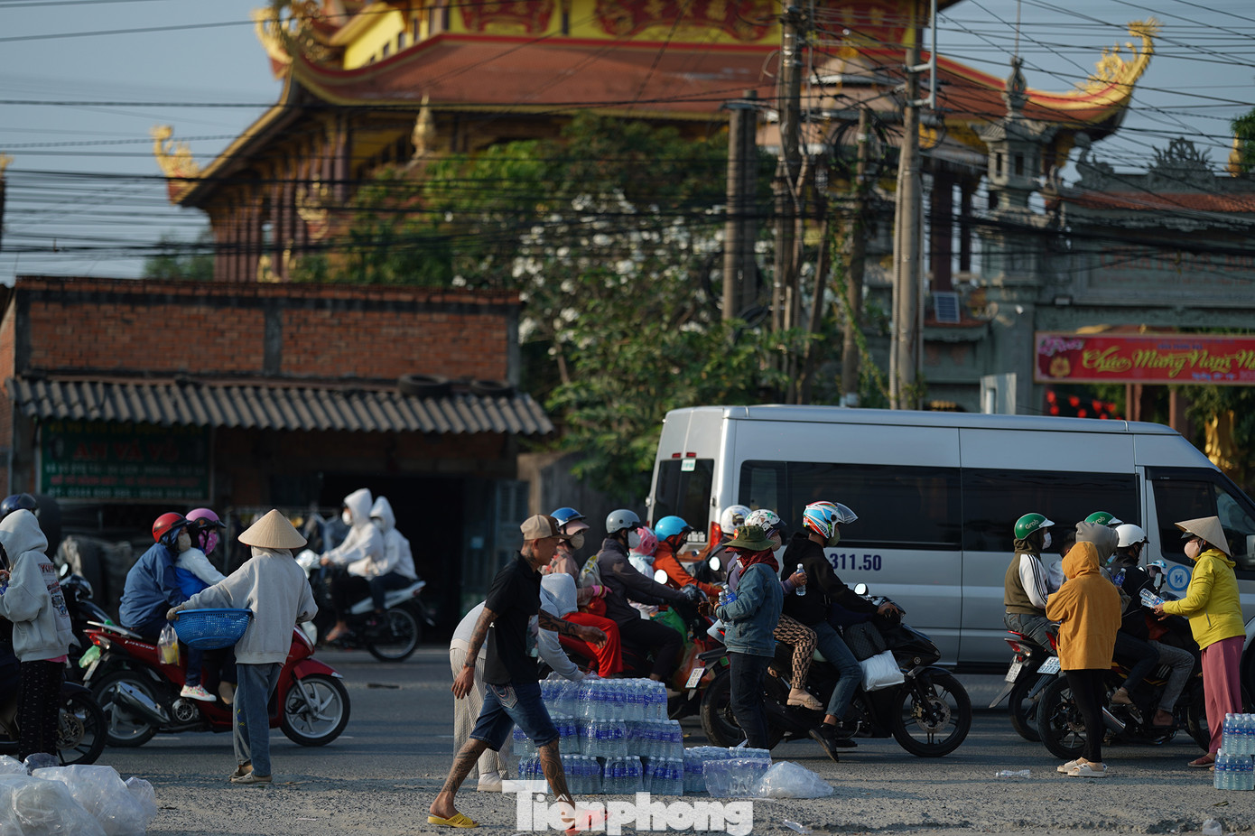 Ngoài nhóm phát nước miễn phí của anh Duy còn có nhóm sửa xe thiện nguyện của anh "Tommy" Tèo.