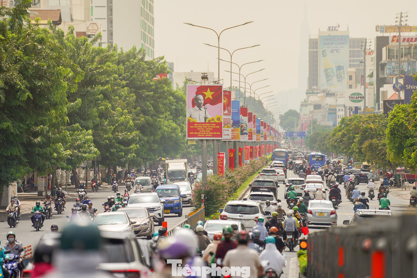 Trục đường Cộng Hoà (quận Tân Bình) hướng thẳng về sân bay Tân Sơn Nhất rợp sắc đỏ của cờ Tổ quốc, băng rôn... mừng hai ngày lễ lớn của đất nước. Trục đường Cộng Hoà (quận Tân Bình) hướng thẳng về sân bay Tân Sơn Nhất rợp sắc đỏ của cờ Tổ quốc, băng rôn... mừng hai ngày lễ lớn của đất nước.
