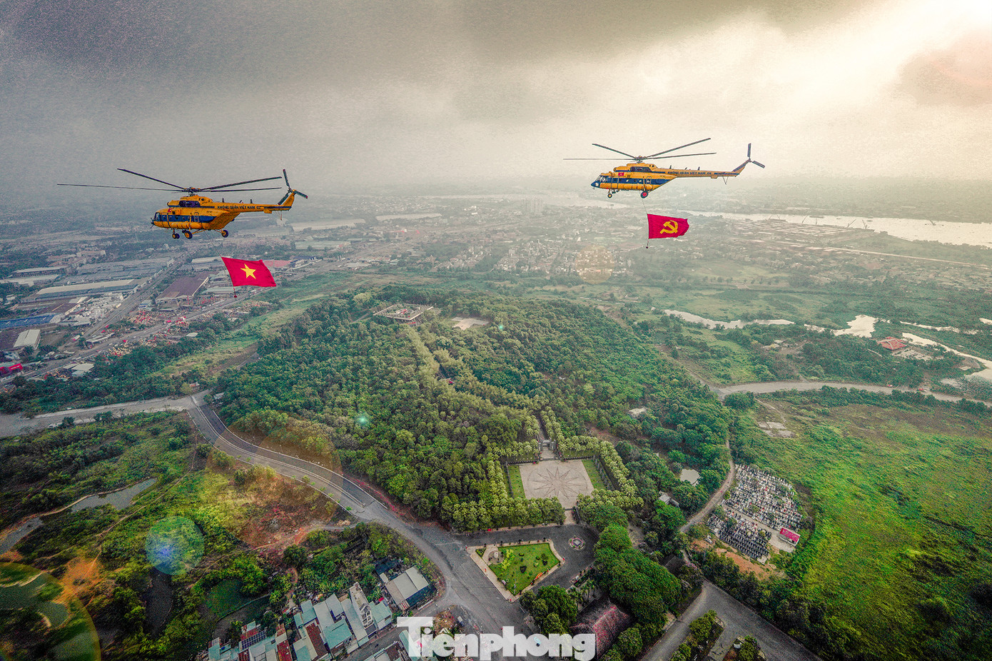 Bên dưới là đền thờ Vua Hùng. Được xây dựng tại Công viên Lịch sử Văn hóa Dân tộc, đền thờ có kiến trúc độc đáo, trang nghiêm. Ngôi đền nằm trên một quả đồi, tọa lạc tại phường Long Bình, quận 9 cũ, (TPHCM) nay là TP. Thủ Đức và một phần thuộc thị xã Dĩ An, tỉnh Bình Dương.