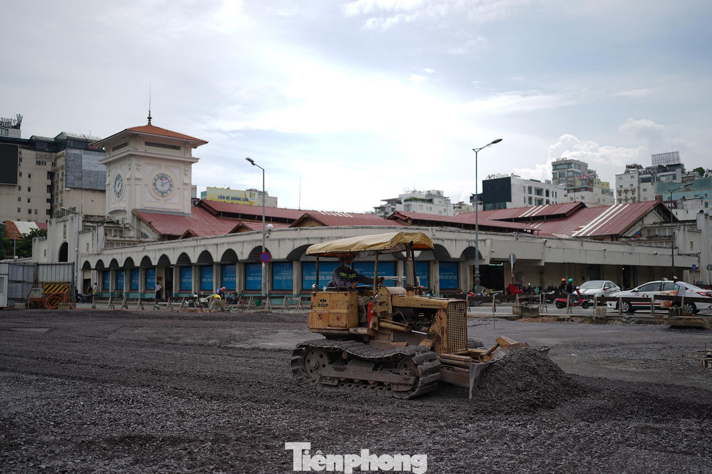 Trong đó, đường Lê Lợi (đoạn từ Nguyễn Trung Trực đến Phan Bội Châu) được hoàn trả mặt đường, dải phân cách, vỉa hè phía bên trái từ hướng Bến Thành đến Nhà hát TP.HCM trước 9/7. Khu vực vòng xoay Quách Thị Trang được hoàn trả mặt đường, bó vỉa của bồn hoa, vòng xoay và tiểu đảo (tượng đài Trần Nguyên Hãn, cây cảnh, trụ đèn chiếu sáng) theo nguyên trạng ban đầu. Hạn bàn giao vào 2/9. Khu vực Công viên 23 Tháng 9 dự kiến được hoàn trả vào 2/9 đối với phần mặt đường, vỉa hè.