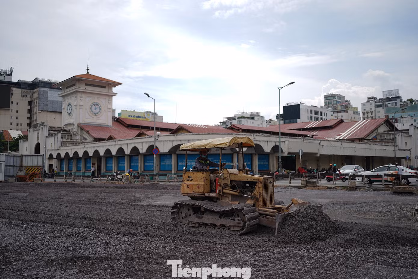 Trong đó, đường Lê Lợi (đoạn từ Nguyễn Trung Trực đến Phan Bội Châu) được hoàn trả mặt đường, dải phân cách, vỉa hè phía bên trái từ hướng Bến Thành đến Nhà hát TP.HCM trước 9/7. Khu vực vòng xoay Quách Thị Trang được hoàn trả mặt đường, bó vỉa của bồn hoa, vòng xoay và tiểu đảo (tượng đài Trần Nguyên Hãn, cây cảnh, trụ đèn chiếu sáng) theo nguyên trạng ban đầu. Hạn bàn giao vào 2/9. Khu vực Công viên 23 Tháng 9 dự kiến được hoàn trả vào 2/9 đối với phần mặt đường, vỉa hè.