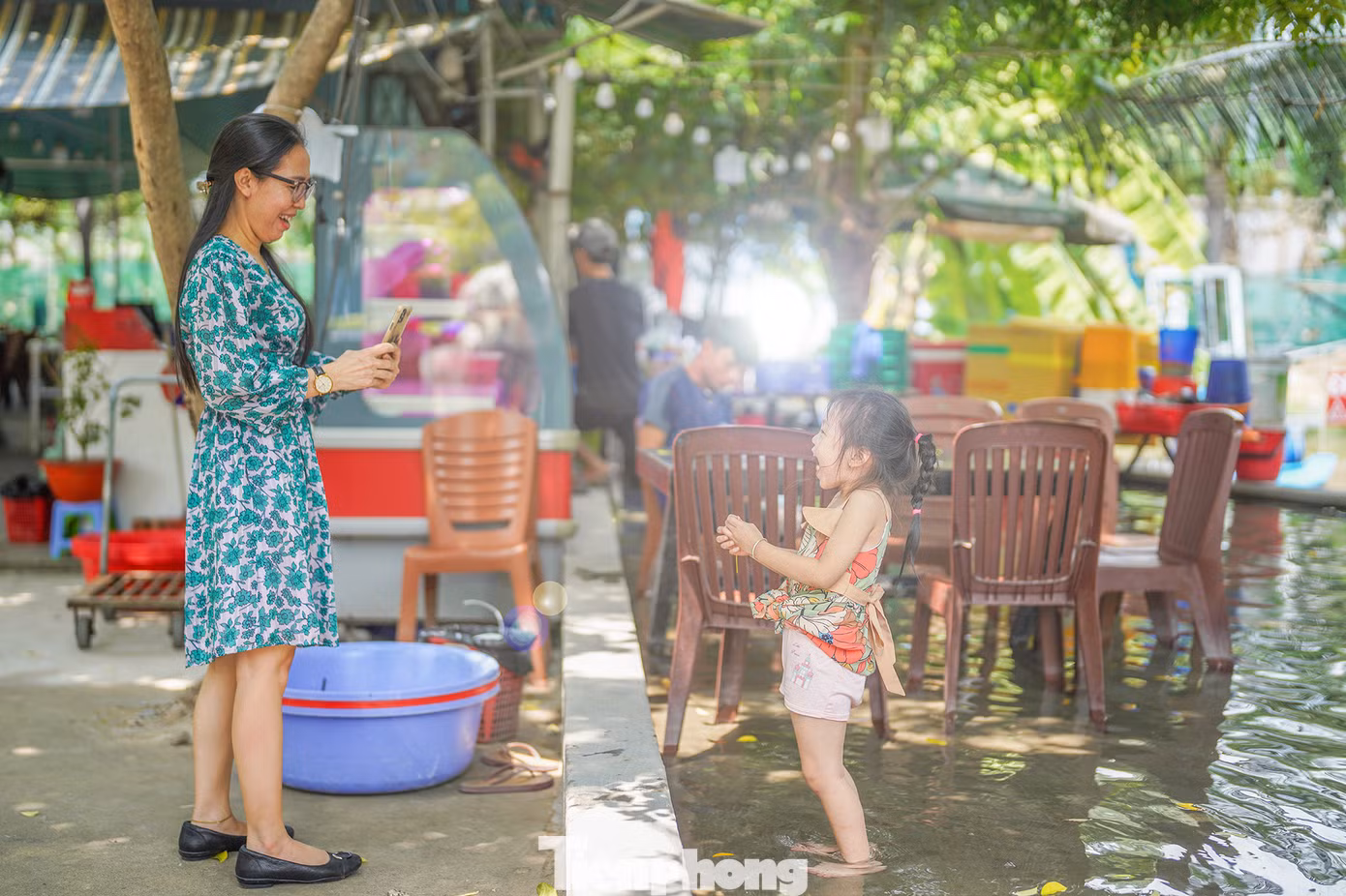 Với những du khách vãng lai, không vào quán ăn uống cũng có thể đến trải nghiệm "mùa nước nổi" miễn phí.