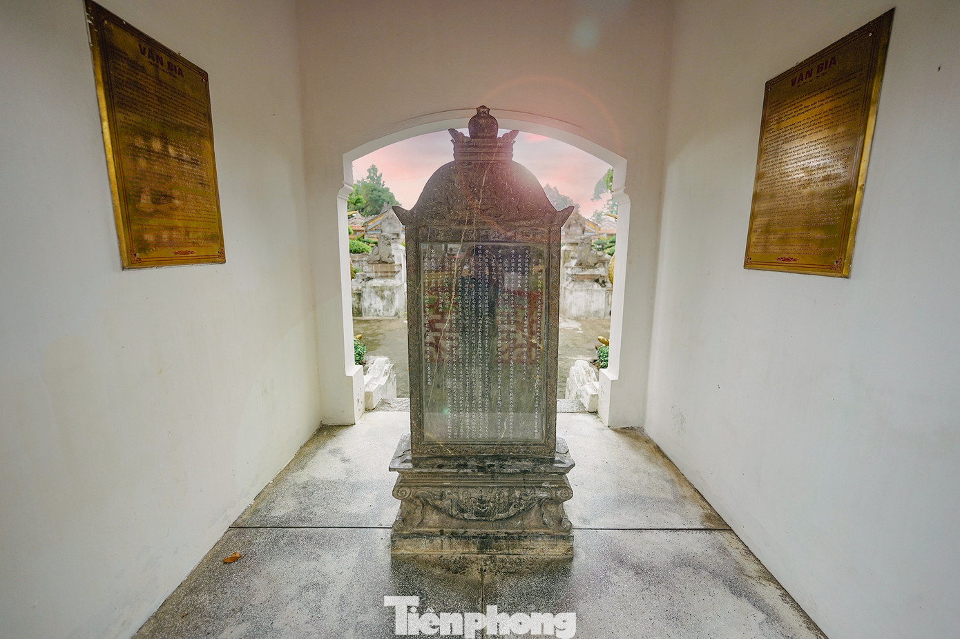 Văn bia khắc chữ Hán "Lê công miếu bia" do Kinh lược sứ Hoàng Cao Khải viết năm Giáp Ngọ (1894). Nội dung văn bia ca tụng công đức Lê Văn Duyệt đối với triều đình và nhân dân. Văn bia khắc chữ Hán "Lê công miếu bia" do Kinh lược sứ Hoàng Cao Khải viết năm Giáp Ngọ (1894). Nội dung văn bia ca tụng công đức Lê Văn Duyệt đối với triều đình và nhân dân.