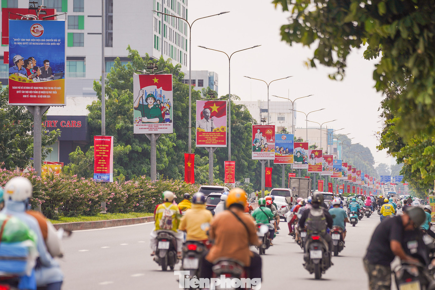 Trục đường Cộng Hoà (quận Tân Bình) hướng thẳng về sân bay Tân Sơn Nhất rợp sắc đỏ của cờ Tổ quốc, băng rôn... mừng hai ngày lễ lớn của đất nước. Trục đường Cộng Hoà (quận Tân Bình) hướng thẳng về sân bay Tân Sơn Nhất rợp sắc đỏ của cờ Tổ quốc, băng rôn... mừng hai ngày lễ lớn của đất nước.