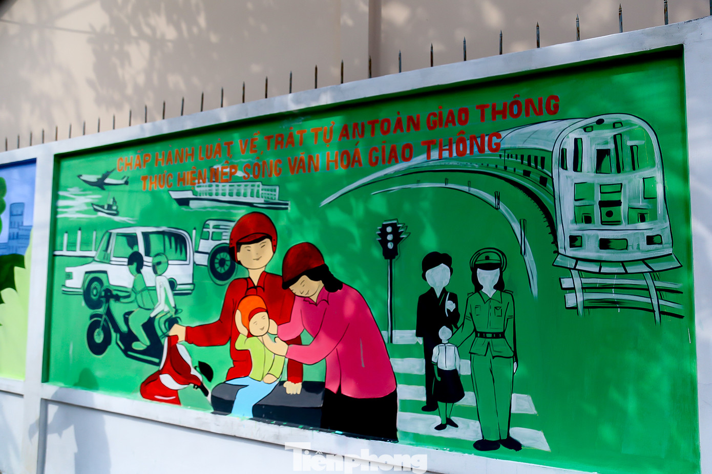 Tại huyện Bến Lức, lãnh đạo T.Ư Đoàn và tỉnh Long An chung tay cùng các bạn đoàn viên thanh niên khánh thành con đường bích họa Lê Văn Vịnh. Bên cạnh mô tả cảnh sắc làng quê, chủ đề của những bức tranh cũng hướng tới tuyên truyền về bảo vệ môi trường xanh - sạch - đẹp, xây dựng phường đô thị văn minh. Những gam màu chủ đạo của tuyến đường bích họa này tạo nên một màu xanh mát mắt. Tại huyện Bến Lức, lãnh đạo T.Ư Đoàn và tỉnh Long An chung tay cùng các bạn đoàn viên thanh niên khánh thành con đường bích họa Lê Văn Vịnh. Bên cạnh mô tả cảnh sắc làng quê, chủ đề của những bức tranh cũng hướng tới tuyên truyền về bảo vệ môi trường xanh - sạch - đẹp, xây dựng phường đô thị văn minh. Những gam màu chủ đạo của tuyến đường bích họa này tạo nên một màu xanh mát mắt.