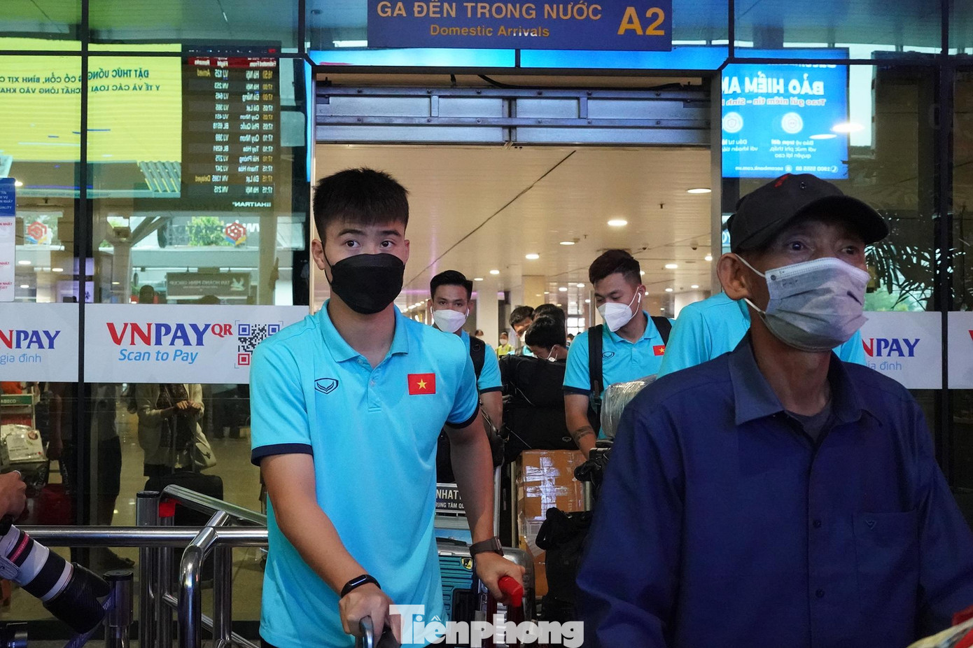 Một điểm đáng chú ý khác, tại đợt tập trung lần này, đội tuyển chào đón sự trở lại của hậu vệ Đỗ Duy Mạnh sau thời gian điều trị hồi phục chấn thương vai gặp phải hồi thi đấu tại AFF Cup 2020. Một điểm đáng chú ý khác, tại đợt tập trung lần này, đội tuyển chào đón sự trở lại của hậu vệ Đỗ Duy Mạnh sau thời gian điều trị hồi phục chấn thương vai gặp phải hồi thi đấu tại AFF Cup 2020.