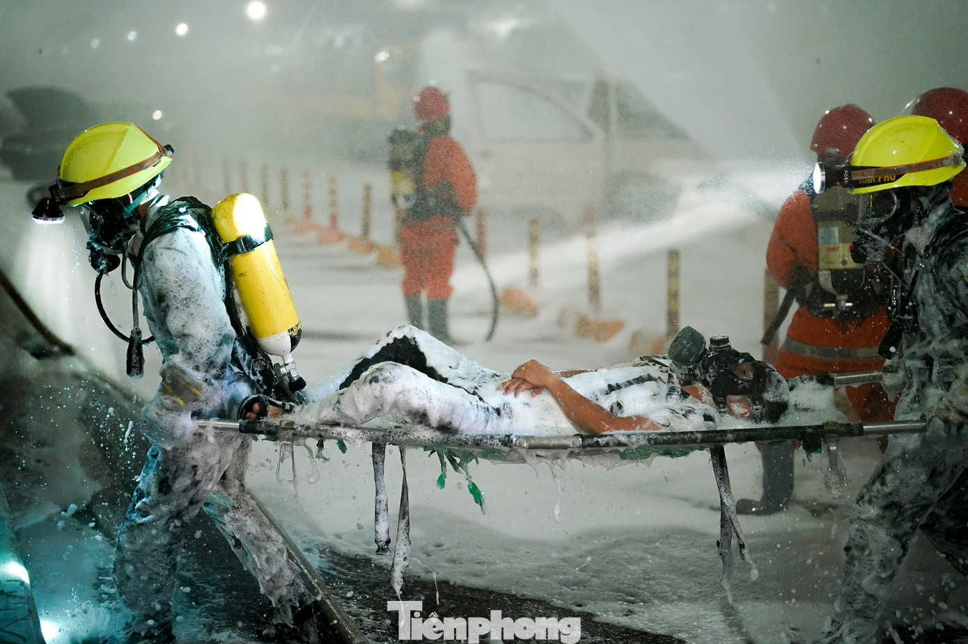 Các nạn nhân được đưa vào lối thoát hiểm của hầm vượt sông di chuyển ra ngoài, chuyển giao cho đội ngũ nhân viên y tế.