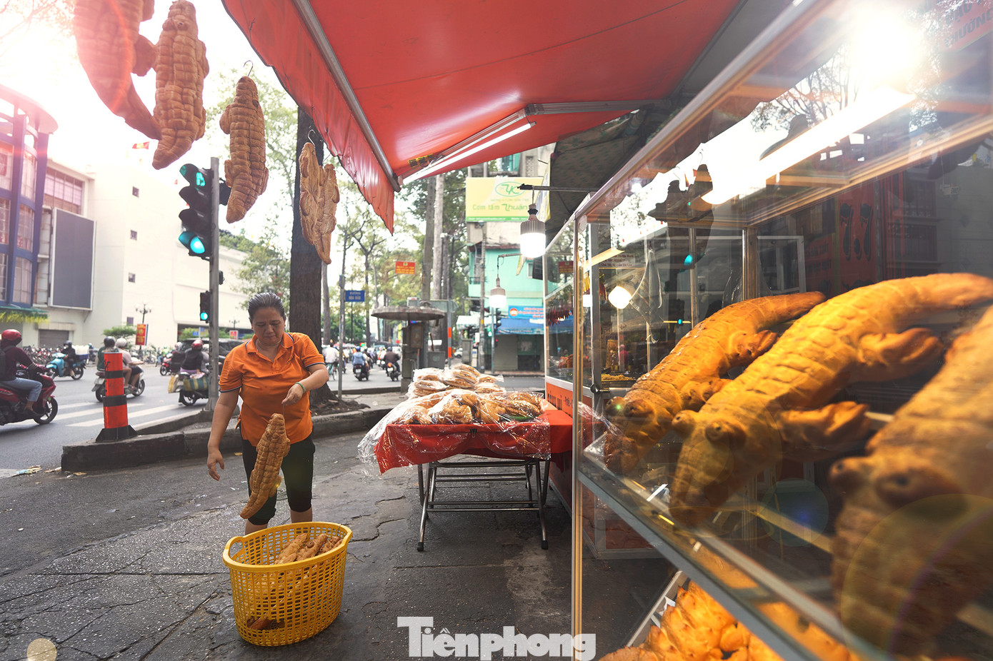 Chủ tiệm là ông Khiêm (75 tuổi), quê An Giang. Ông cho biết, gia đình có nghề bánh mì truyền thống, đã có vài cơ sở ở TP. Long Xuyên. Khoảng 2 năm trước, gia đình mở thêm lò ở TPHCM, chuyên làm bánh mì khổng lồ, kích thước từ 30-60 cm. Tiệm bánh hoạt động từ 2h sáng hàng ngày để kịp cho ra khoảng hơn trăm chiếc bánh hình hải sản phục vụ thực khách.
