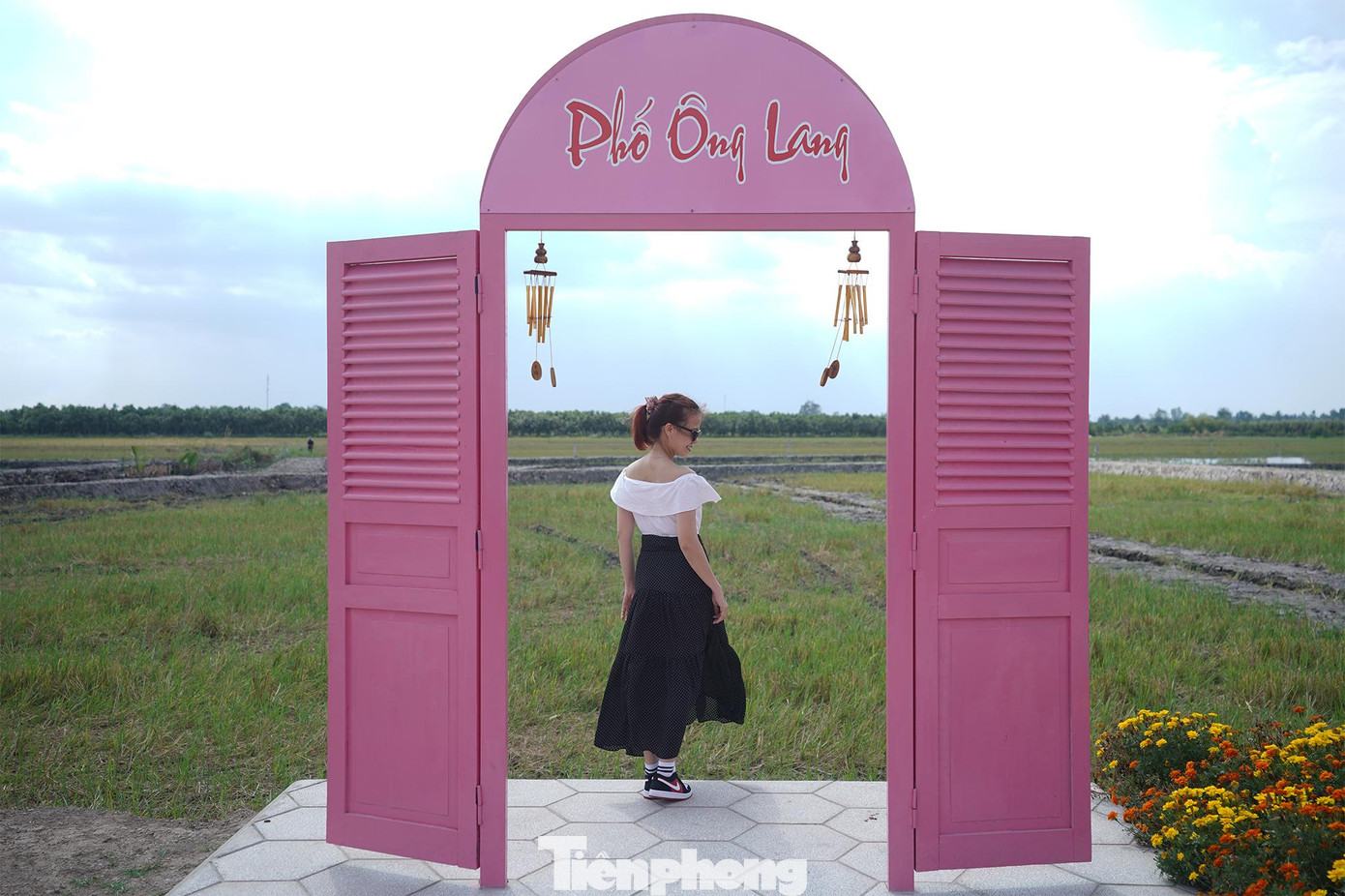 "Tiểu cảnh nơi đây đẹp hơn và lạ hơn khi phía xa là khung cảnh đồng quê", chị Đông Nghi chia sẻ. "Tiểu cảnh nơi đây đẹp hơn và lạ hơn khi phía xa là khung cảnh đồng quê", chị Đông Nghi chia sẻ.