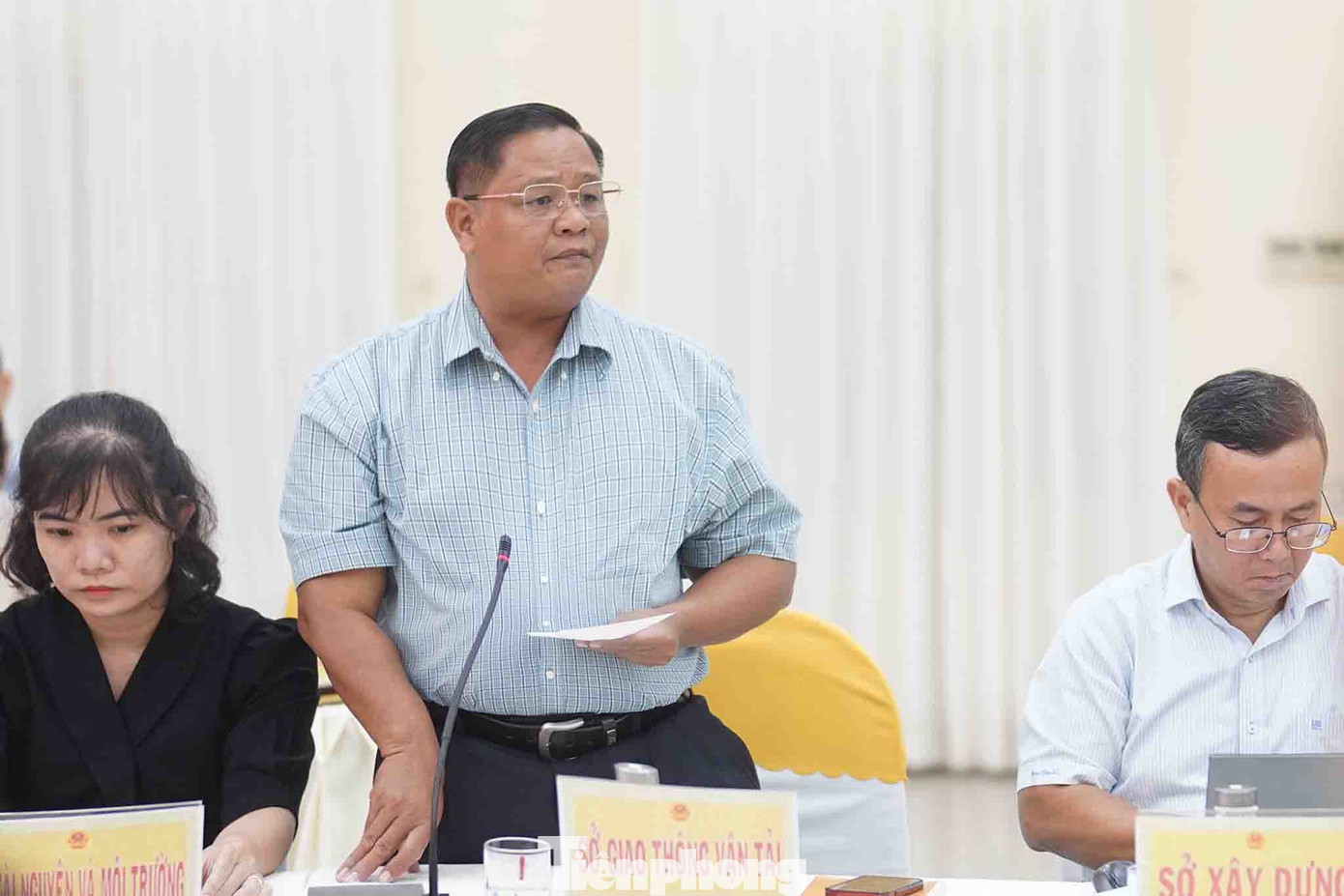 Ông Đặng Hoàng Tuấn, Giám đốc Sở Giao thông Vận tải tỉnh Long An trả lời báo chí. Ông Đặng Hoàng Tuấn, Giám đốc Sở Giao thông Vận tải tỉnh Long An trả lời báo chí.