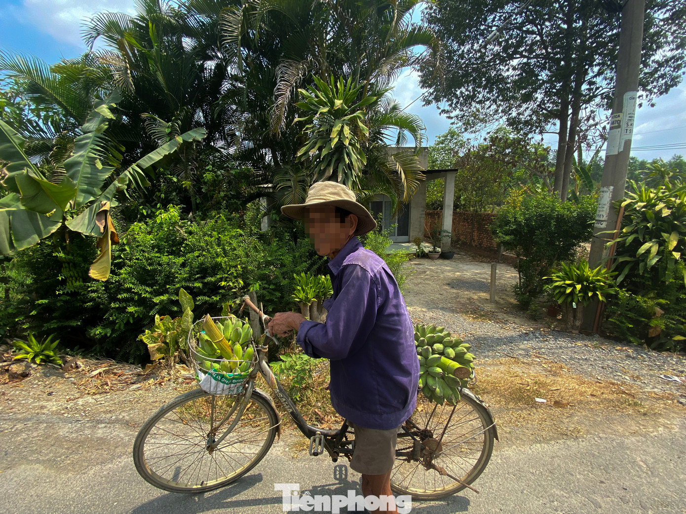 Ông L. có nhà nằm sát Kênh 18 (xã Phước Hiệp, huyện Củ Chi, TPHCM). Từ nhà ông L. có thể thấy được “núi” rác cao của khu liên hợp xử lý chất thải rắn Tây Bắc. Nhiều năm qua, 5 người con và cháu cháu nội của ông đã bỏ đi nơi khác ở do không chịu được ô nhiễm. Ông L. có nhà nằm sát Kênh 18 (xã Phước Hiệp, huyện Củ Chi, TPHCM). Từ nhà ông L. có thể thấy được “núi” rác cao của khu liên hợp xử lý chất thải rắn Tây Bắc. Nhiều năm qua, 5 người con và cháu cháu nội của ông đã bỏ đi nơi khác ở do không chịu được ô nhiễm.