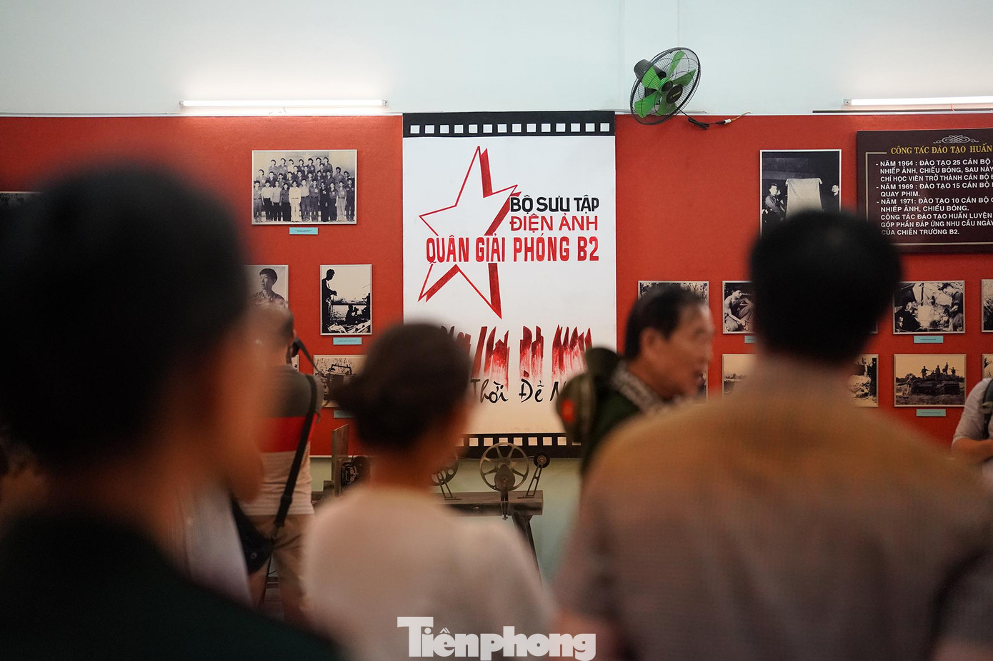 Bên trong bảo tàng có một không gian trưng bày điện ảnh quân đội.