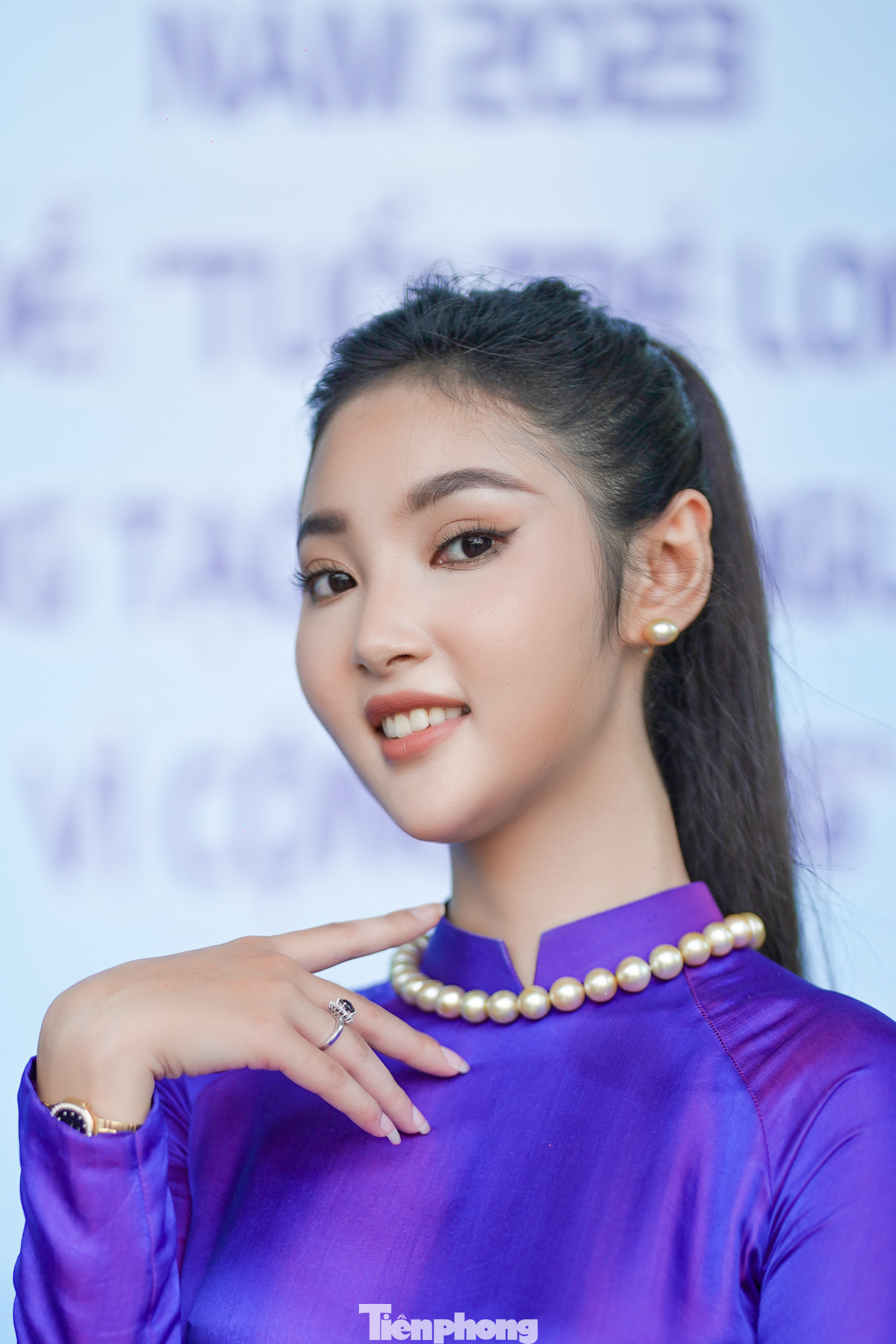 "Lễ ra quân là cơ hội để mỗi đoàn viên, thanh niên được trải nghiệm, rèn luyện bản thân, được thể hiện tình cảm và trách nhiệm của mình đối với quê hương, nhất là với bà con ở vùng sâu vùng xa, cuộc sống còn nhiều cơ cực thiếu thốn. Qua đó, các bạn đảm nhận thực hiện nhiều công trình, phần việc thanh niên hiệu quả, phục vụ thiết thực cho cuộc sống cộng đồng", Người đẹp Áo dài bày tỏ. "Lễ ra quân là cơ hội để mỗi đoàn viên, thanh niên được trải nghiệm, rèn luyện bản thân, được thể hiện tình cảm và trách nhiệm của mình đối với quê hương, nhất là với bà con ở vùng sâu vùng xa, cuộc sống còn nhiều cơ cực thiếu thốn. Qua đó, các bạn đảm nhận thực hiện nhiều công trình, phần việc thanh niên hiệu quả, phục vụ thiết thực cho cuộc sống cộng đồng", Người đẹp Áo dài bày tỏ.