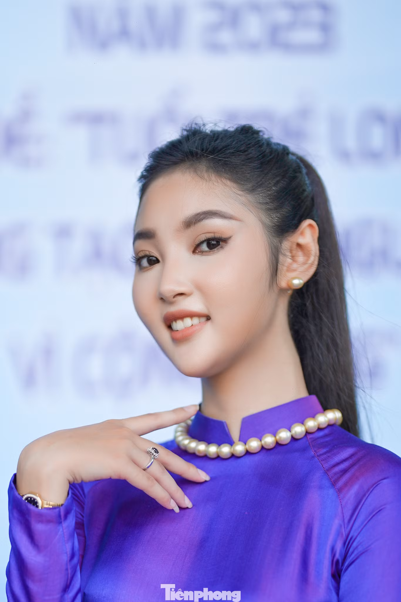 "Lễ ra quân là cơ hội để mỗi đoàn viên, thanh niên được trải nghiệm, rèn luyện bản thân, được thể hiện tình cảm và trách nhiệm của mình đối với quê hương, nhất là với bà con ở vùng sâu vùng xa, cuộc sống còn nhiều cơ cực thiếu thốn. Qua đó, các bạn đảm nhận thực hiện nhiều công trình, phần việc thanh niên hiệu quả, phục vụ thiết thực cho cuộc sống cộng đồng", Người đẹp Áo dài bày tỏ. "Lễ ra quân là cơ hội để mỗi đoàn viên, thanh niên được trải nghiệm, rèn luyện bản thân, được thể hiện tình cảm và trách nhiệm của mình đối với quê hương, nhất là với bà con ở vùng sâu vùng xa, cuộc sống còn nhiều cơ cực thiếu thốn. Qua đó, các bạn đảm nhận thực hiện nhiều công trình, phần việc thanh niên hiệu quả, phục vụ thiết thực cho cuộc sống cộng đồng", Người đẹp Áo dài bày tỏ.