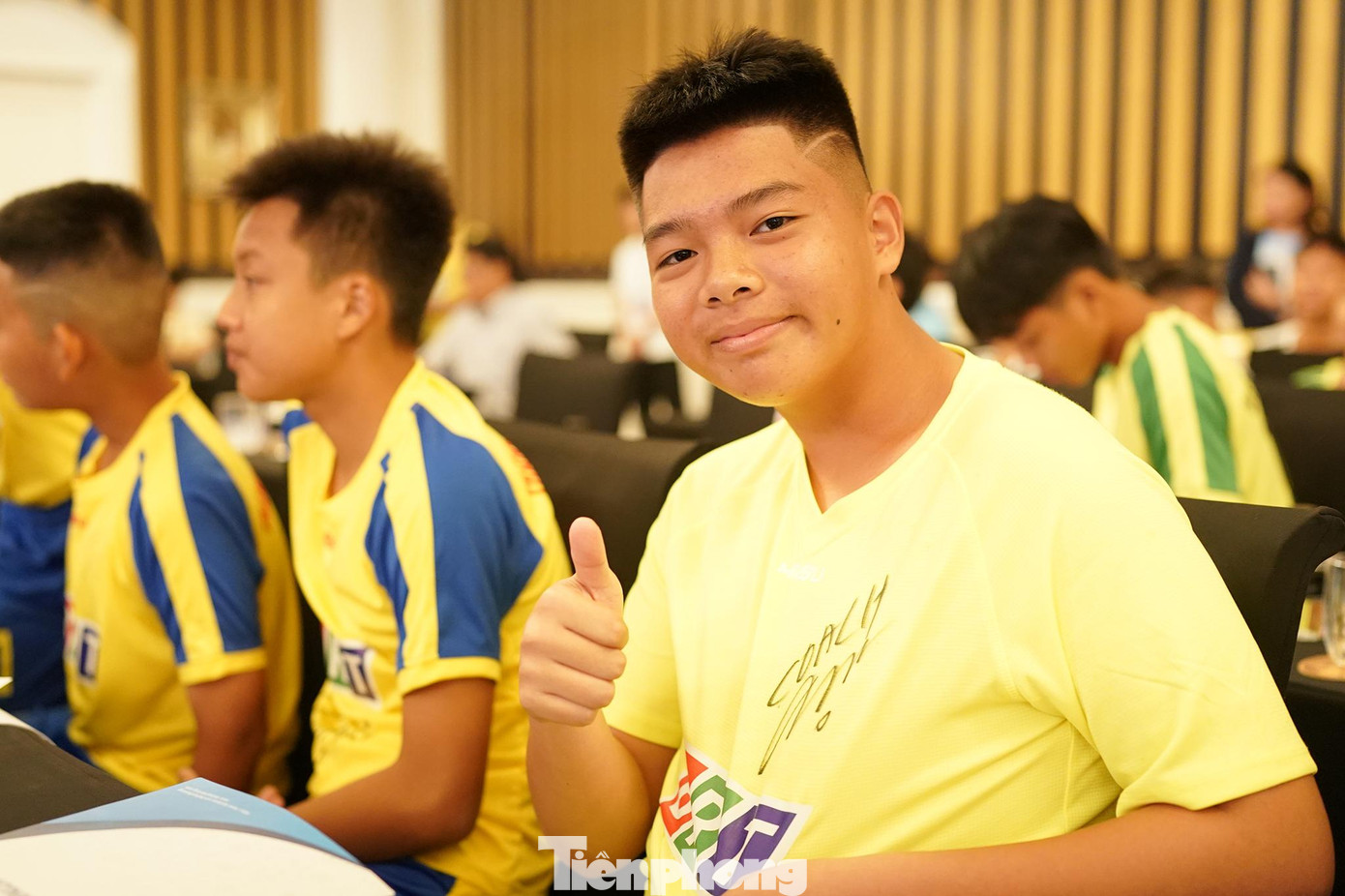 HLV Lee Young-jin nhận lời tham gia sự kiện khiến không ít cầu thủ nhí háo hức đến tham gia để gặp trực tiếp thần tượng vốn là người thân cận nhất của HLV Park Hang-seo. Trong ảnh, thủ môn Nguyễn Việt Dũng của đội U13 TP Vũng Tàu háo hức khoe áo đấu có chữ ký bác Lee. Dũng rất thần tượng thủ môn Đặng Văn Lâm của đội tuyển Việt Nam.