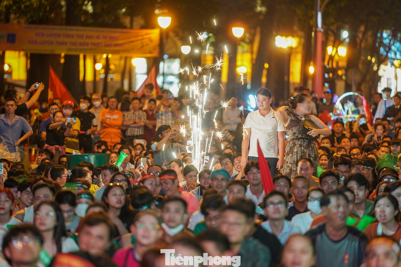 Một cổ động viên xốc lại không khí cổ vũ bằng pháo hoa. Một cổ động viên xốc lại không khí cổ vũ bằng pháo hoa.