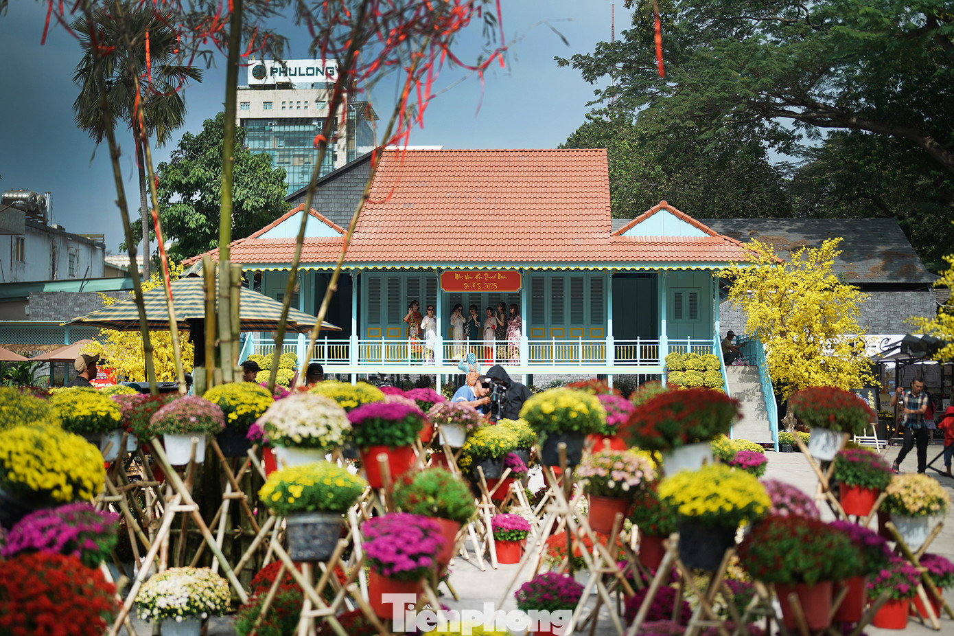 Điểm nhấn của Lễ hội Tết Việt 2025 là "ngôi nhà ngày xuân" được xây dựng mô phỏng hình ảnh ngôi nhà sàn ở An Giang gắn với gian bếp, sân vườn đầy hoa cỏ mùa xuân mang đến những ngày Tết yên bình. Không gian xuân Nhà Văn hóa Thanh Niên hàng năm thu hút rất đông người dân, nhất là các bạn trẻ đến tham quan, chụp ảnh.