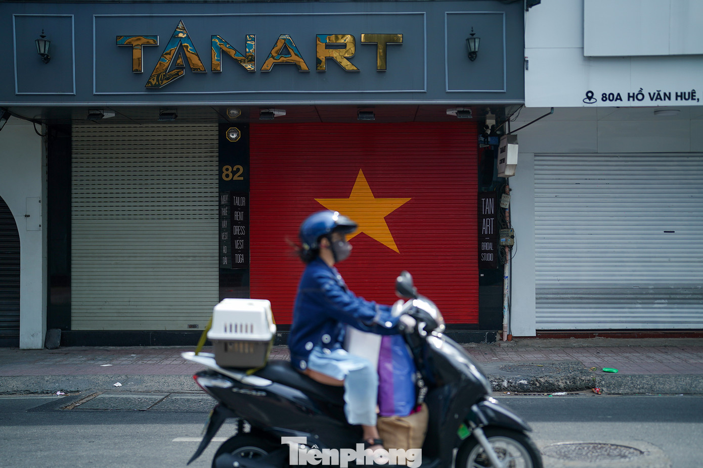Hàng loạt cửa hàng cưới, studio, hiệu may đóng cửa.