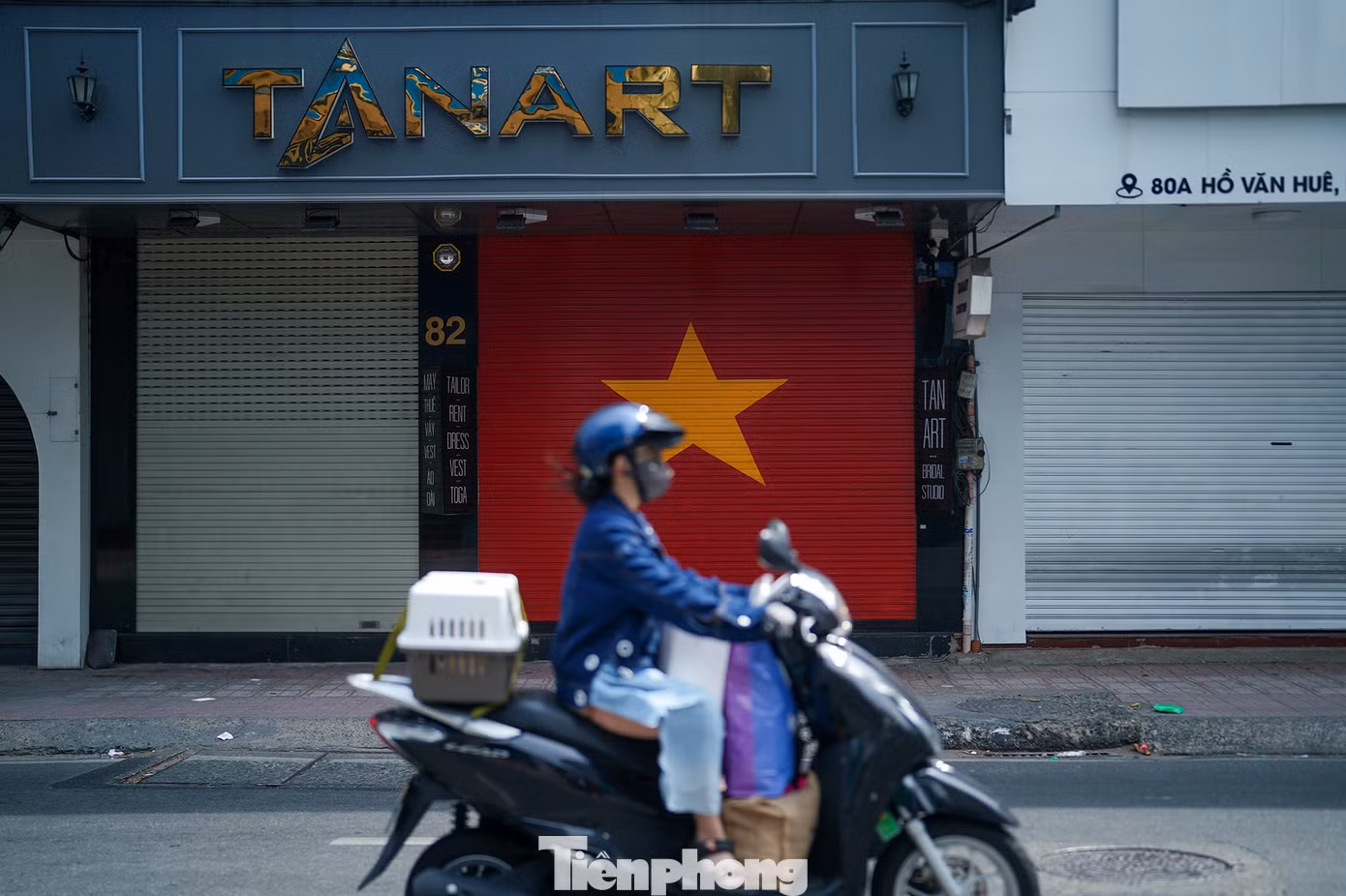 Hàng loạt cửa hàng cưới, studio, hiệu may đóng cửa.