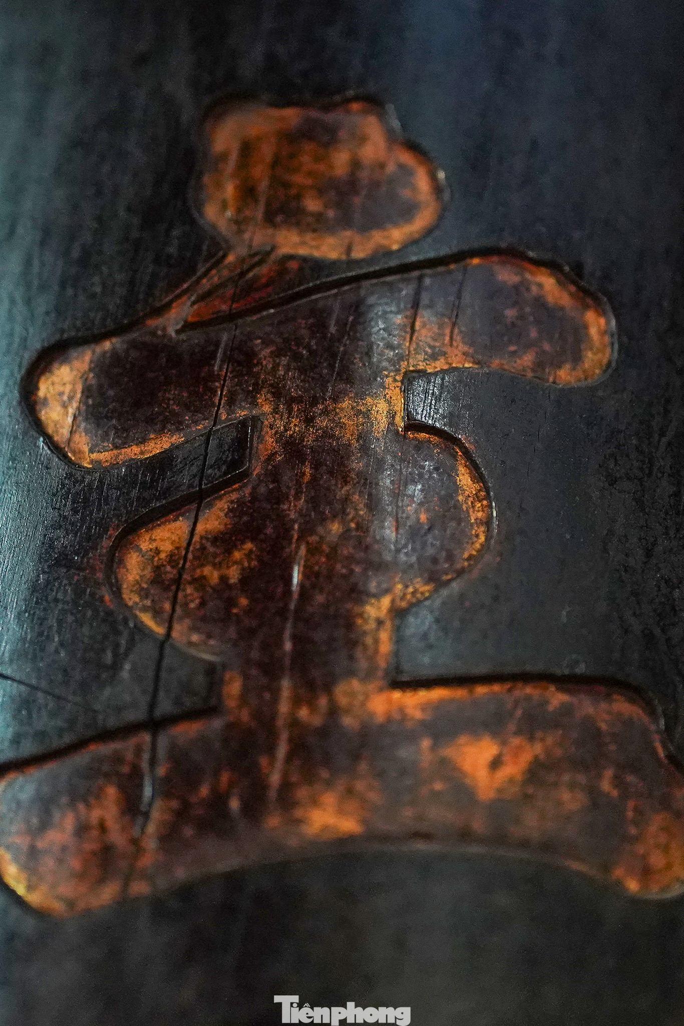 Lớp vàng trên phần chữ của câu đối đã phai mờ theo thời gian. Chùa có tổng cộng 86 câu đối.