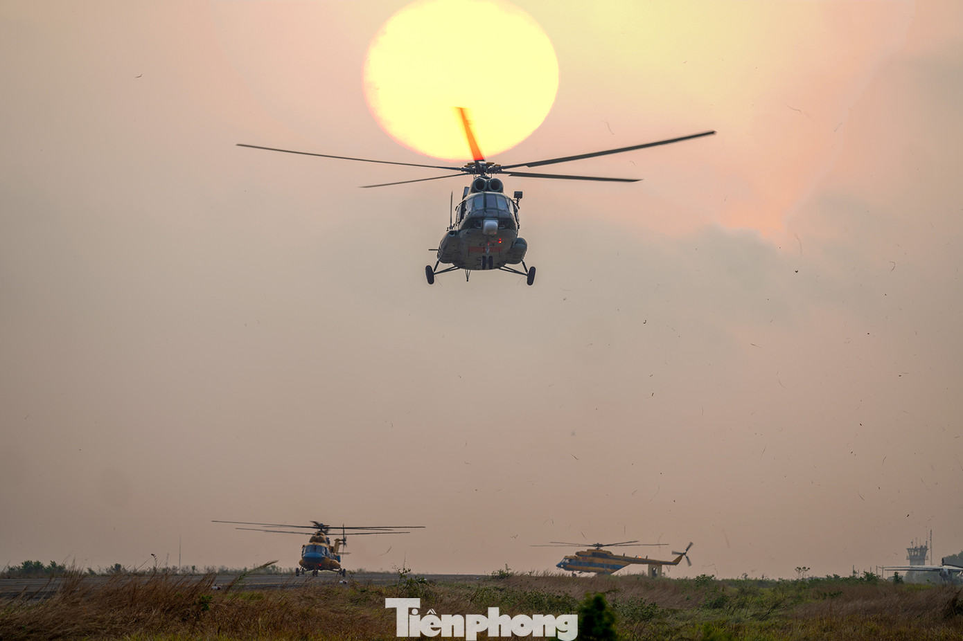 Những bài bay khởi động, điều chỉnh đội hình được triển khai theo hiệu lệnh.