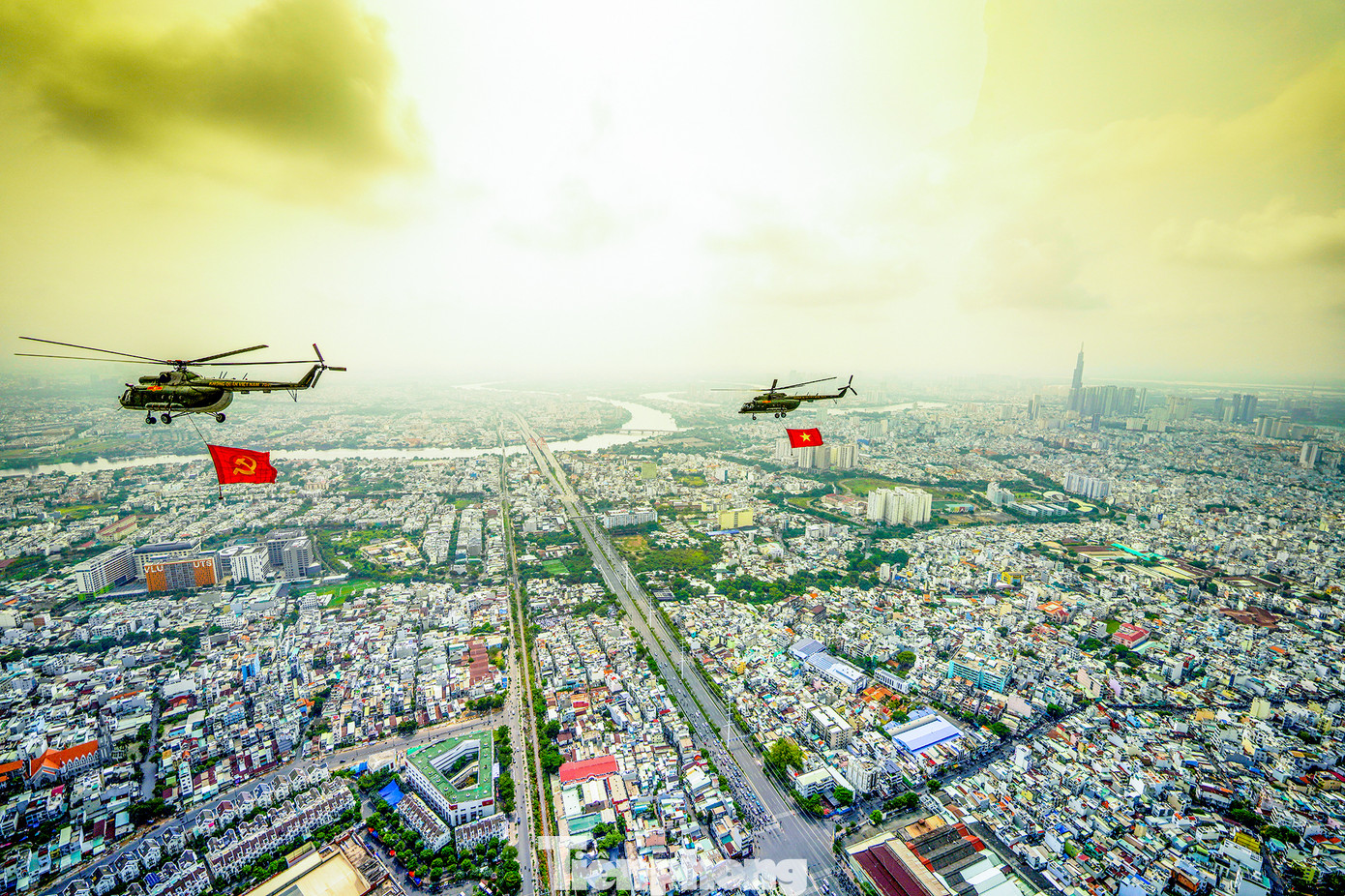 Hình ảnh tiêm kích, trực thăng diễn tập trên bầu trời TPHCM cũng thu hút sự chú ý. Ảnh: Phạm Nguyễn.