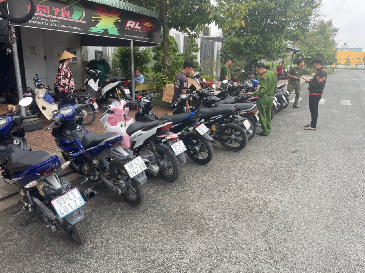 Công an kiểm tra cửa hàng. Công an kiểm tra cửa hàng.