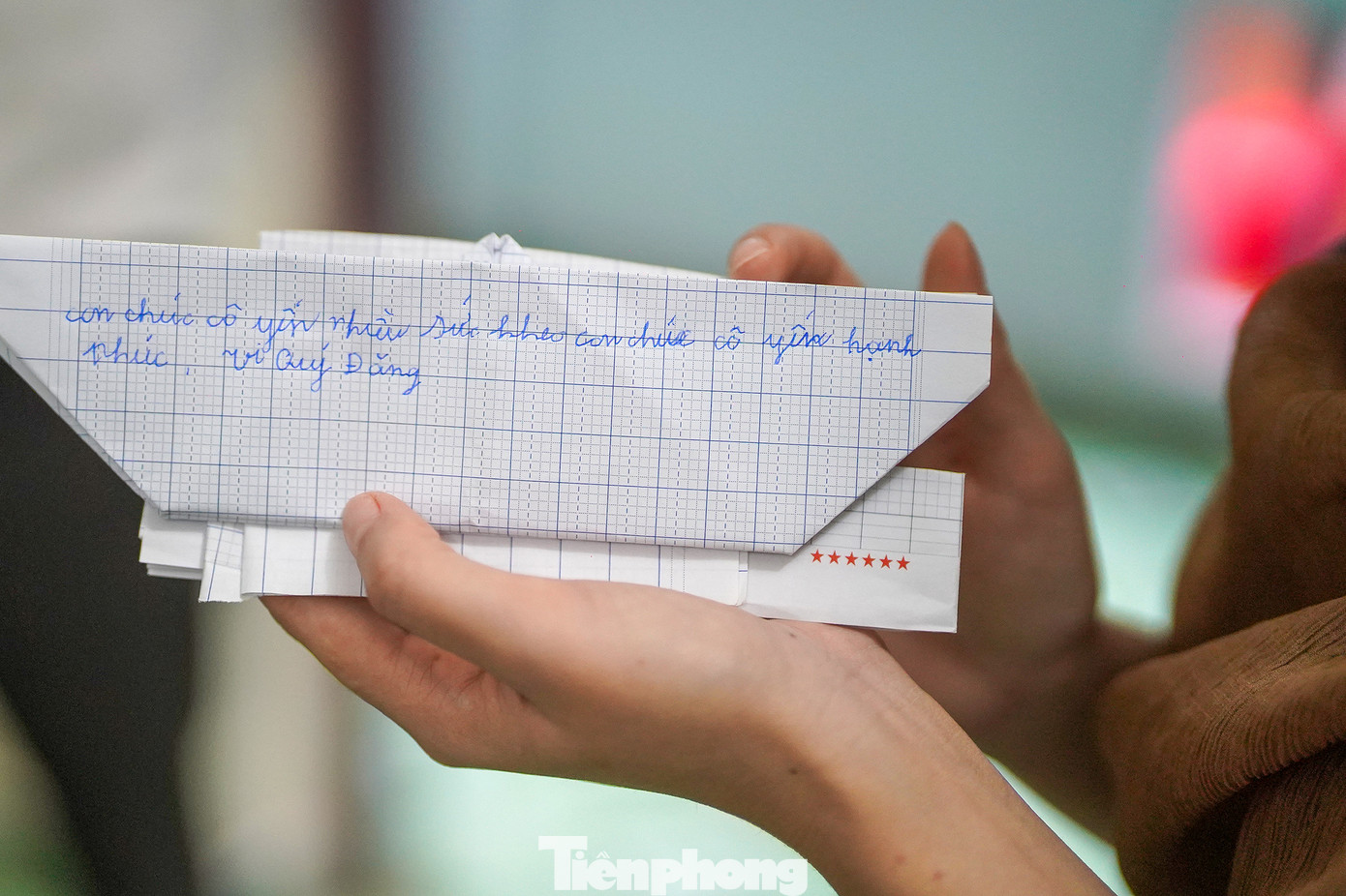 Sự lễ phép và hồn nhiên của các bé lớp thầy Hạnh luôn mang lại cảm xúc khôn tả cho những vị khách. "Con tặng cô con thuyền để góp vào bài hát Đất nước và cánh sóng ạ", Vy Quý Đăng, đang theo học chương trình lớp 2 nói với ca sĩ Hoàng Yến.