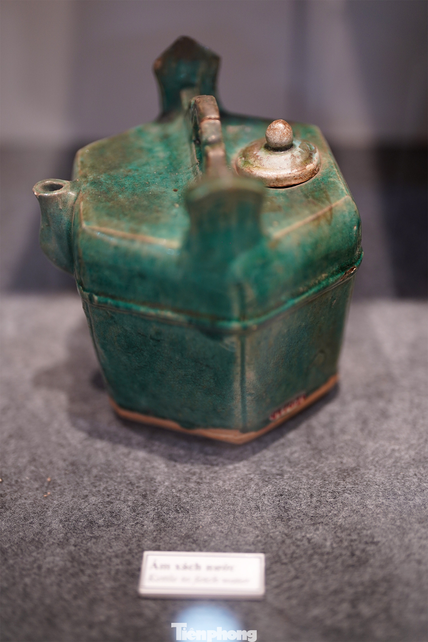 Chiếc ấm xách nước là vật dụng được người nông dân xưa mang theo mỗi khi ra đồng. Chiếc ấm xách nước hình dáng khá đẹp và lạ với màu men xanh ngọc. Theo anh Nguyễn Hữu Long Trì, một nhiếp ảnh gia cho hay, chiếc bình xách nước màu xanh ngọc khá ấn tượng không chỉ bởi màu sắc mà còn bởi hình dạng khác với kiểu thông thường và còn có quai xách trông hơi lạ.