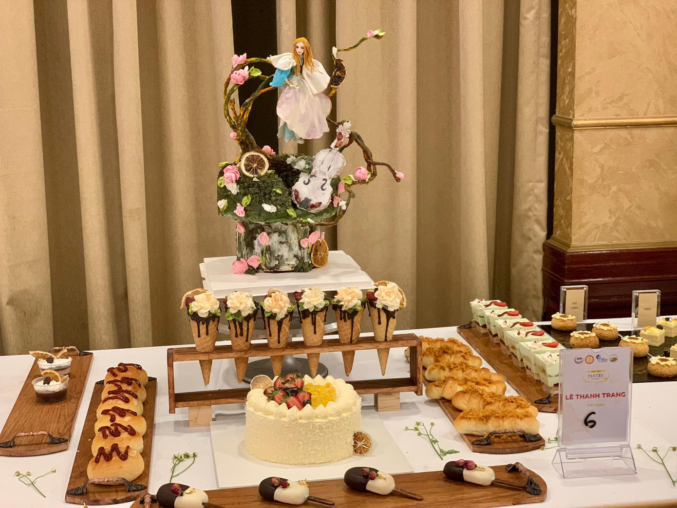 Một tác phẩm cầu kỳ, tác giả mất hàng giờ để tạo tóc và trang phục cho chủ thể chiếc bánh.